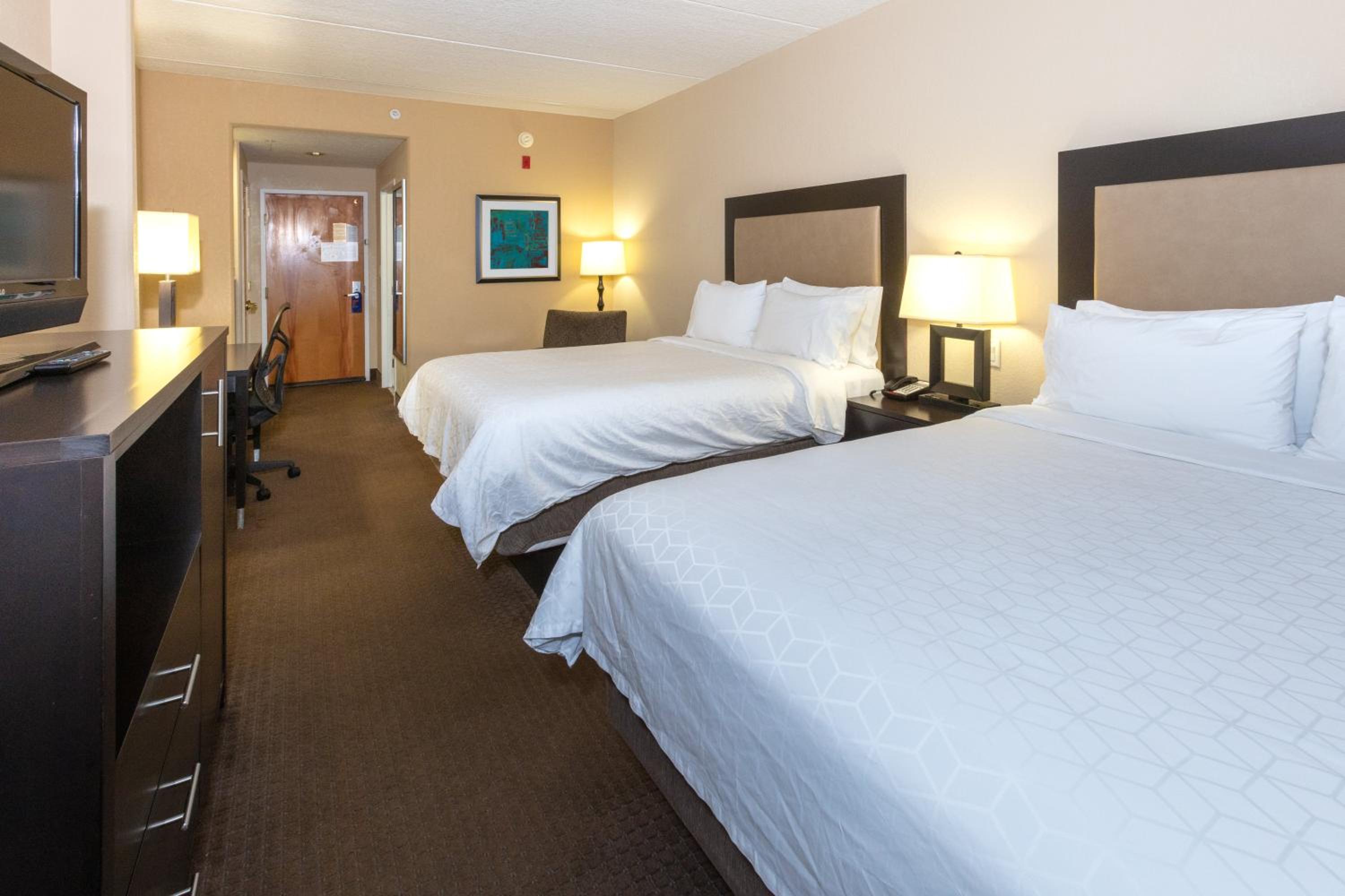 Standard Queen Room with Two Queen Beds and Tub - Mobility/Communications Accessible