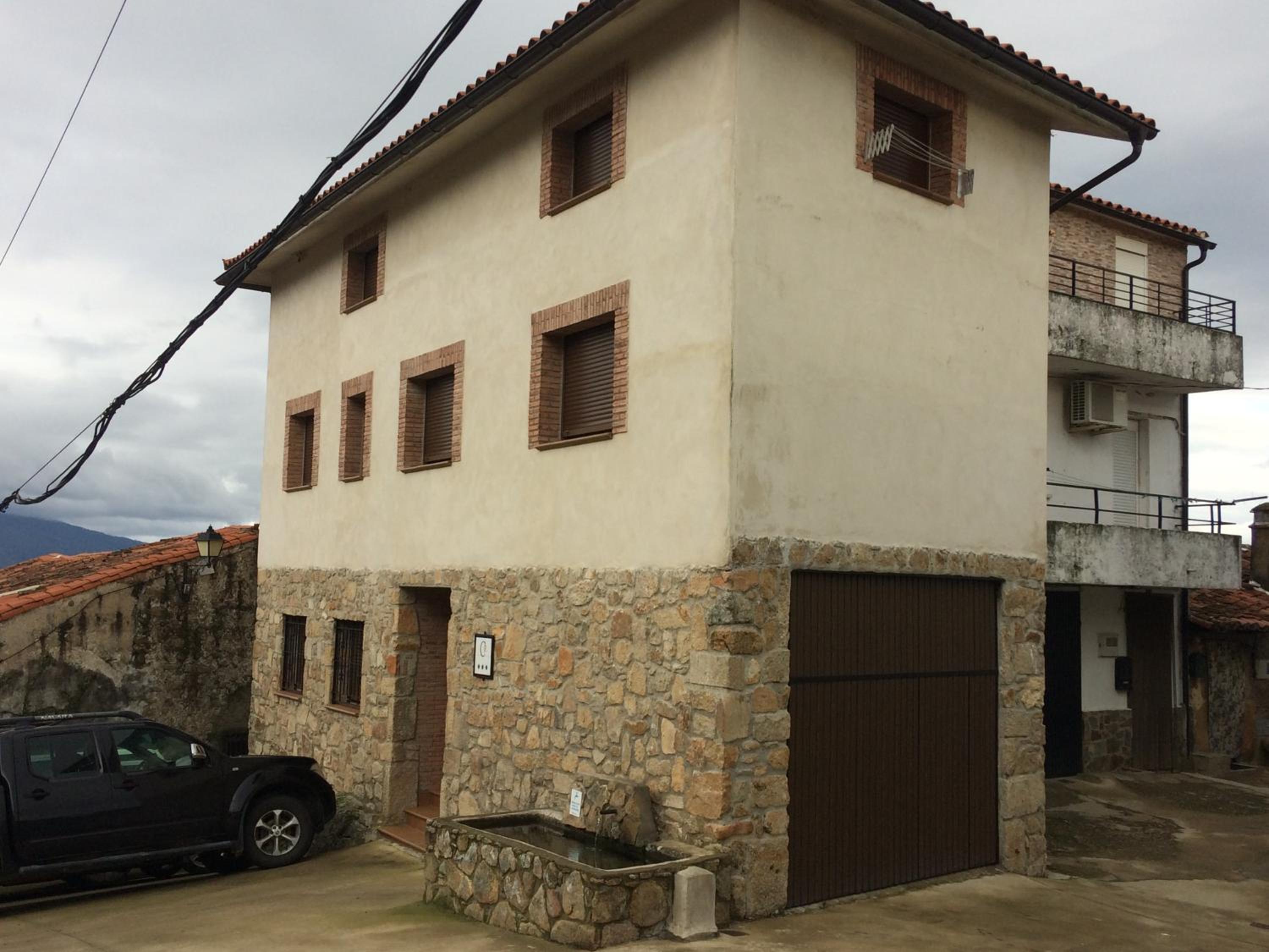 Three-Bedroom House - Photo 2