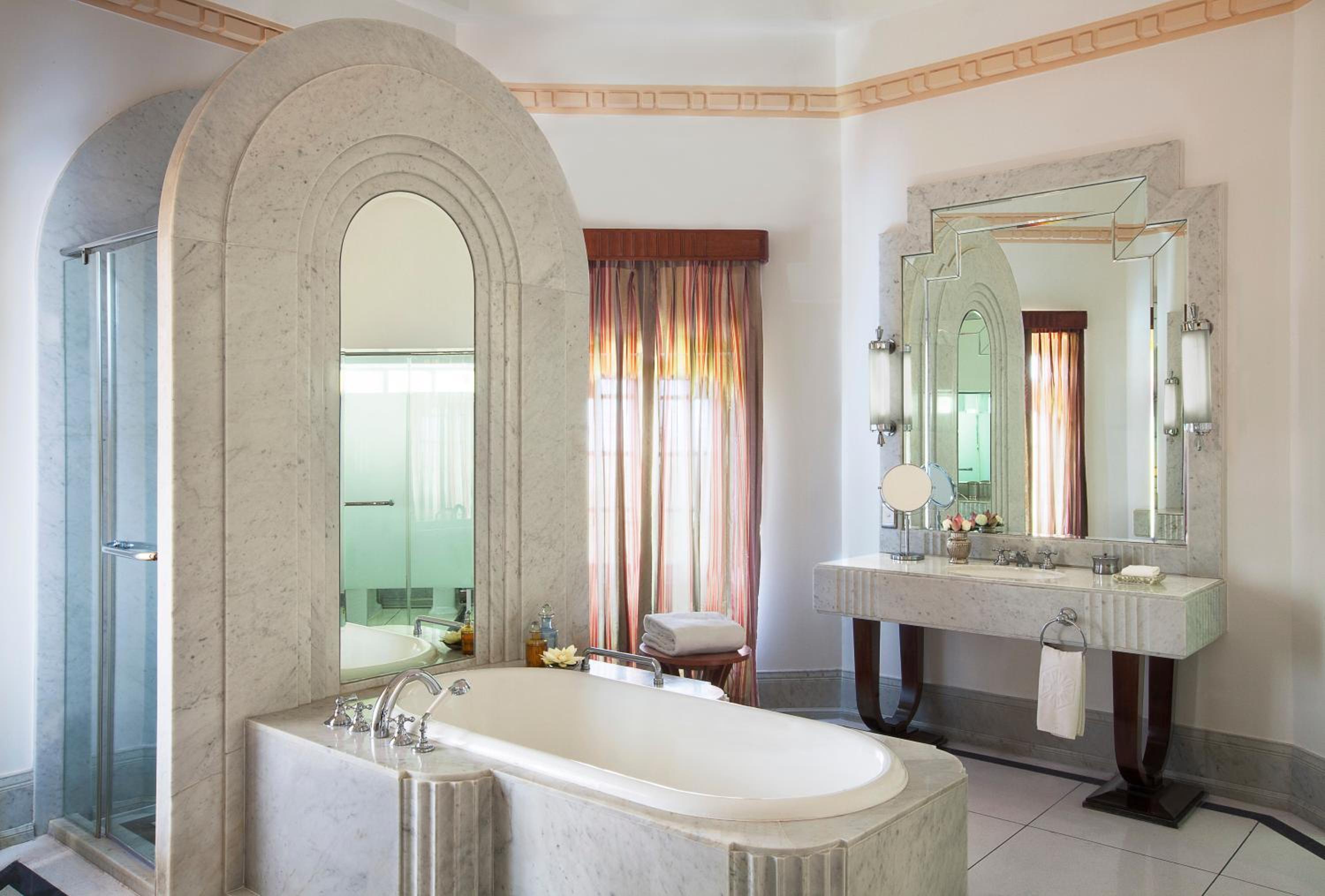 bathroom with a bathtub, sink, and mirror