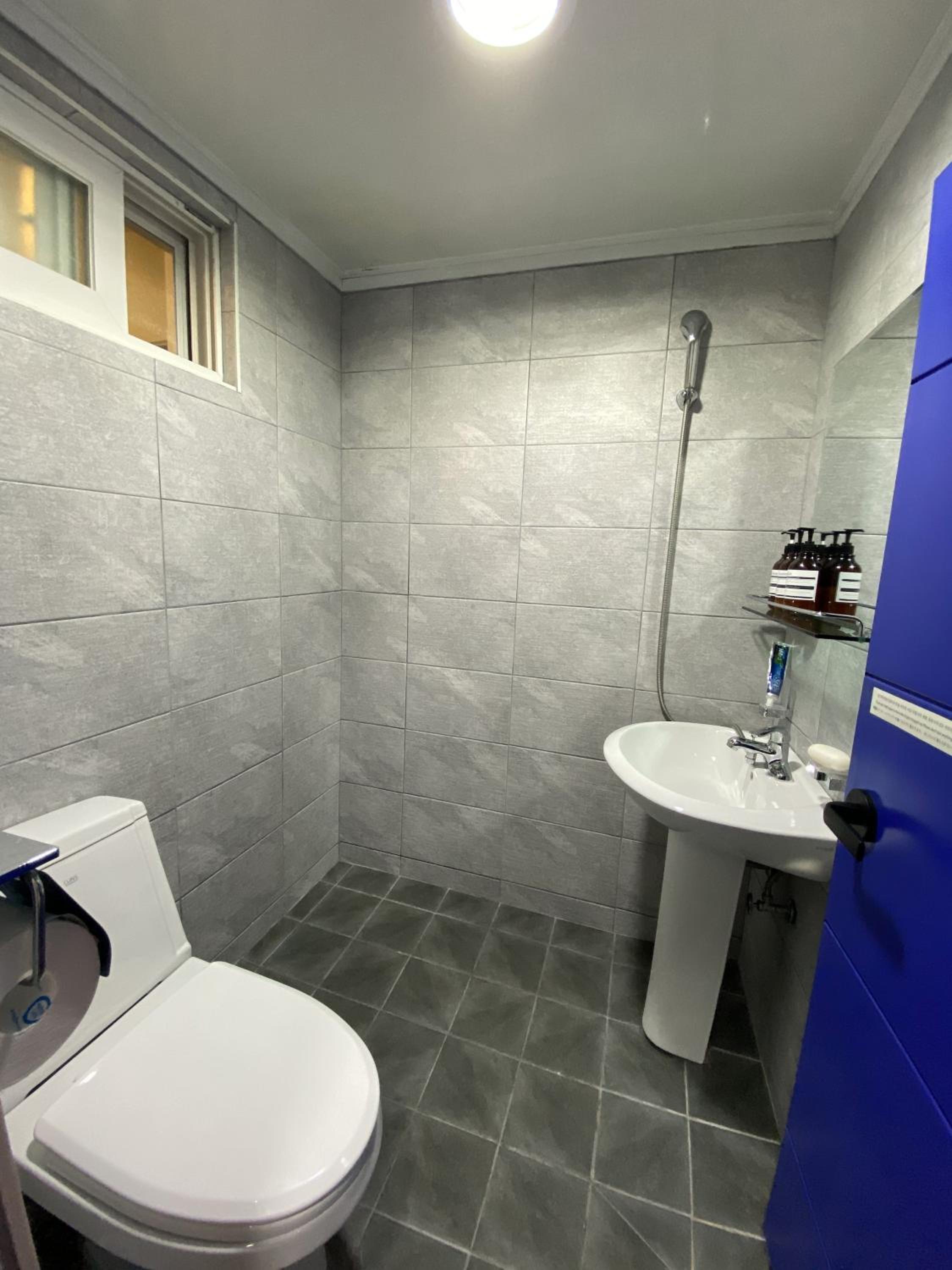 Family Room with Private Bathroom - Photo 11