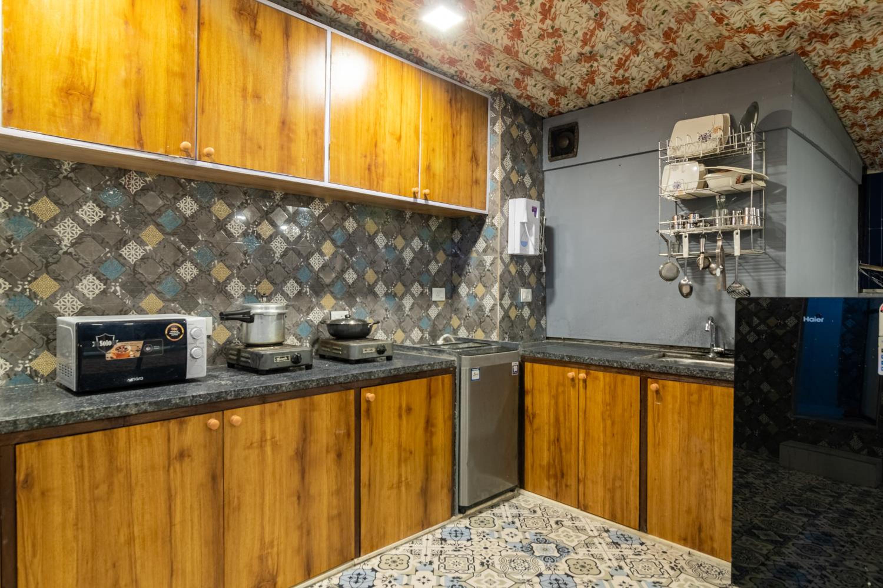 One-Bedroom Apartment - Photo 2
