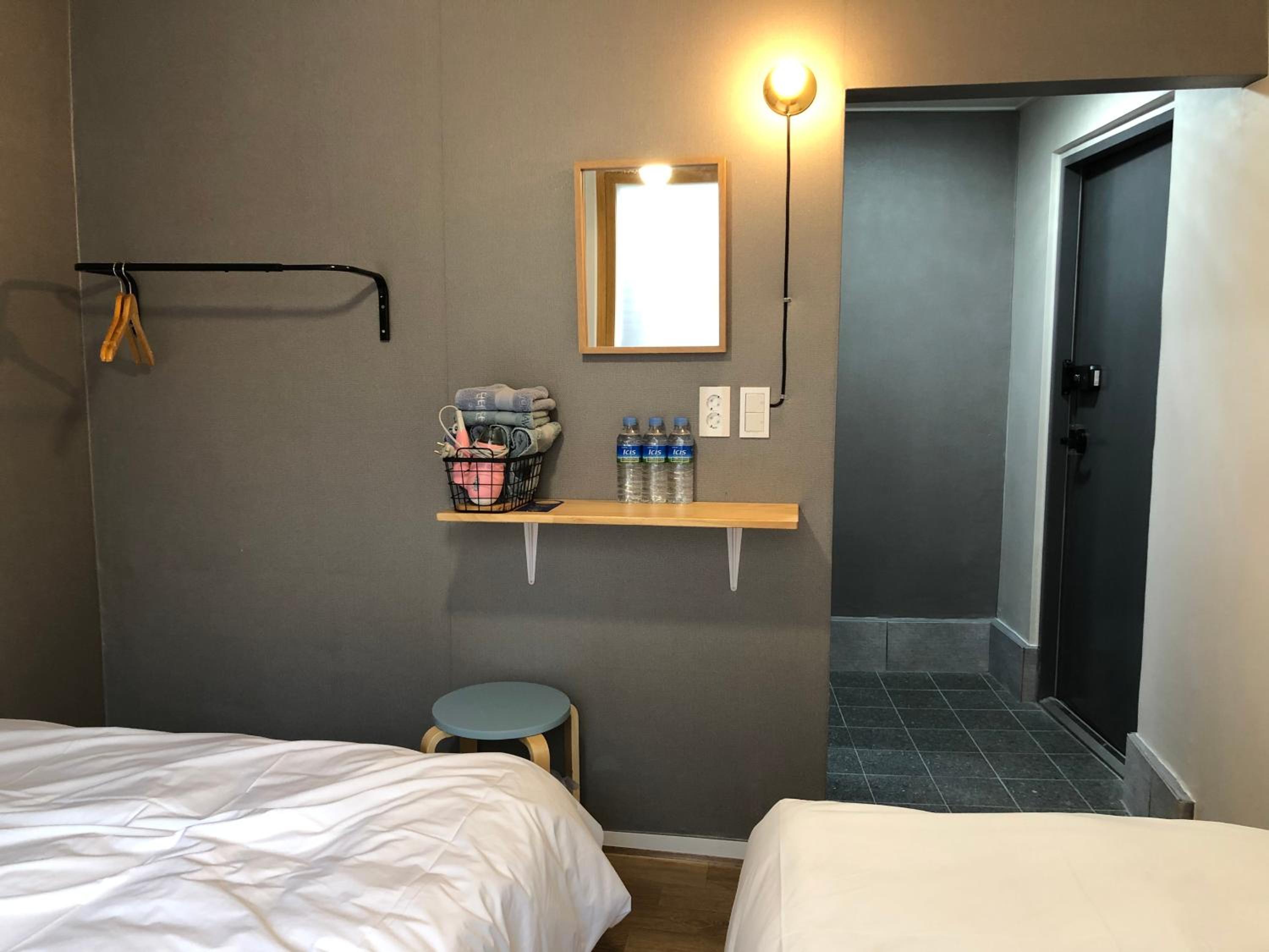 Twin Room with Private Bathroom - Photo 16