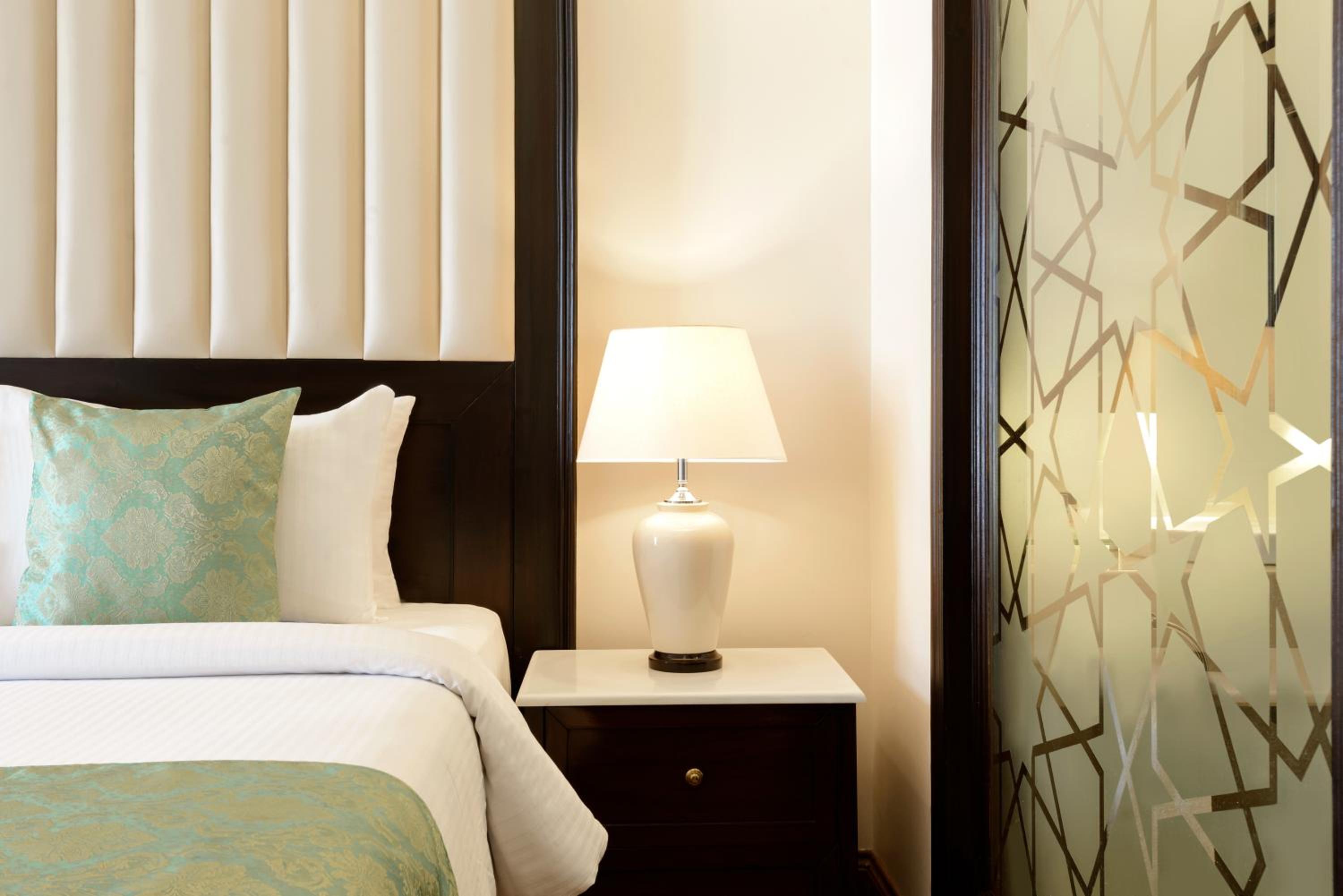 Deluxe King Room - Non-Smoking - Photo 4