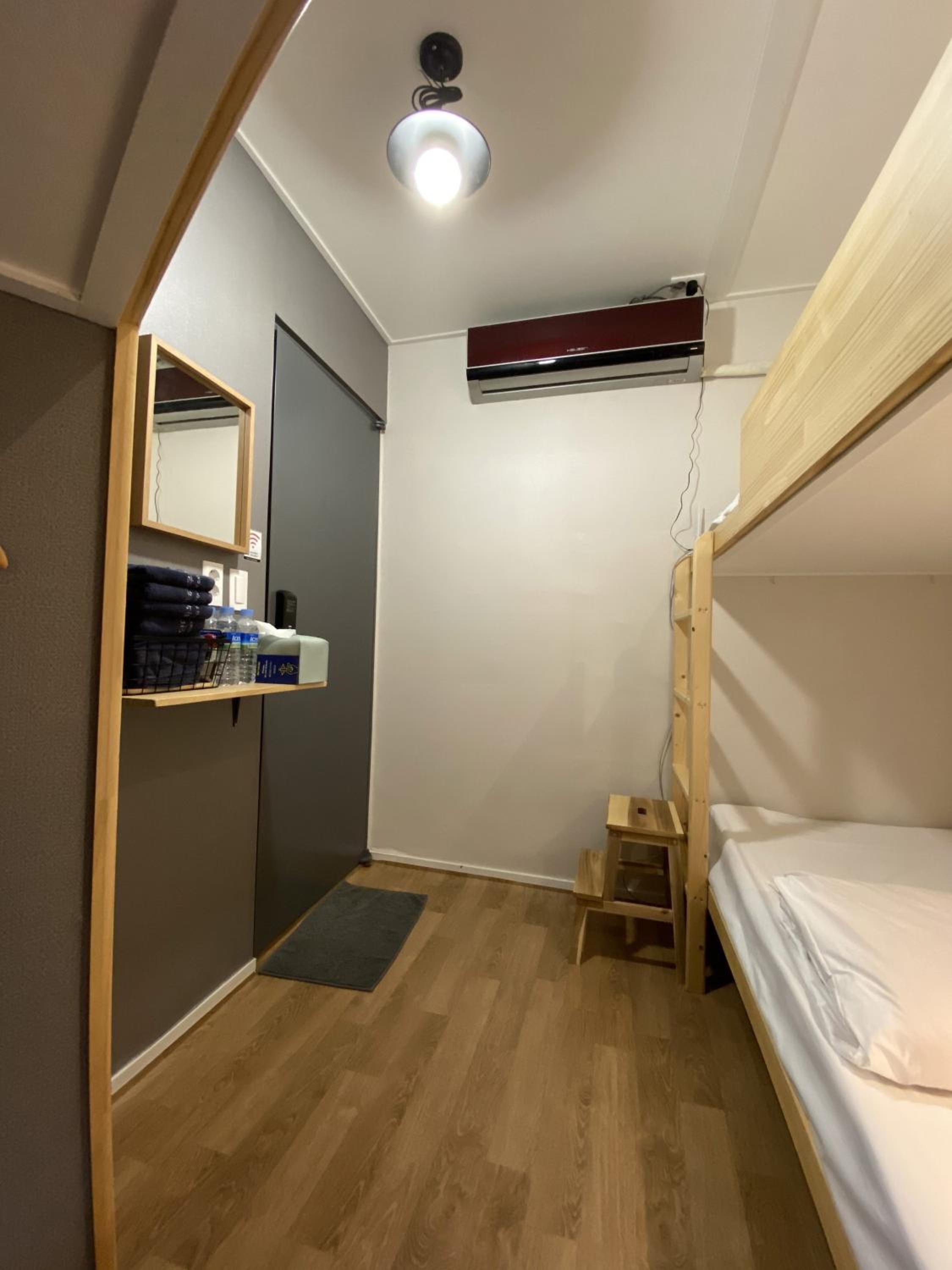 Economy Quadruple Room - Photo 17