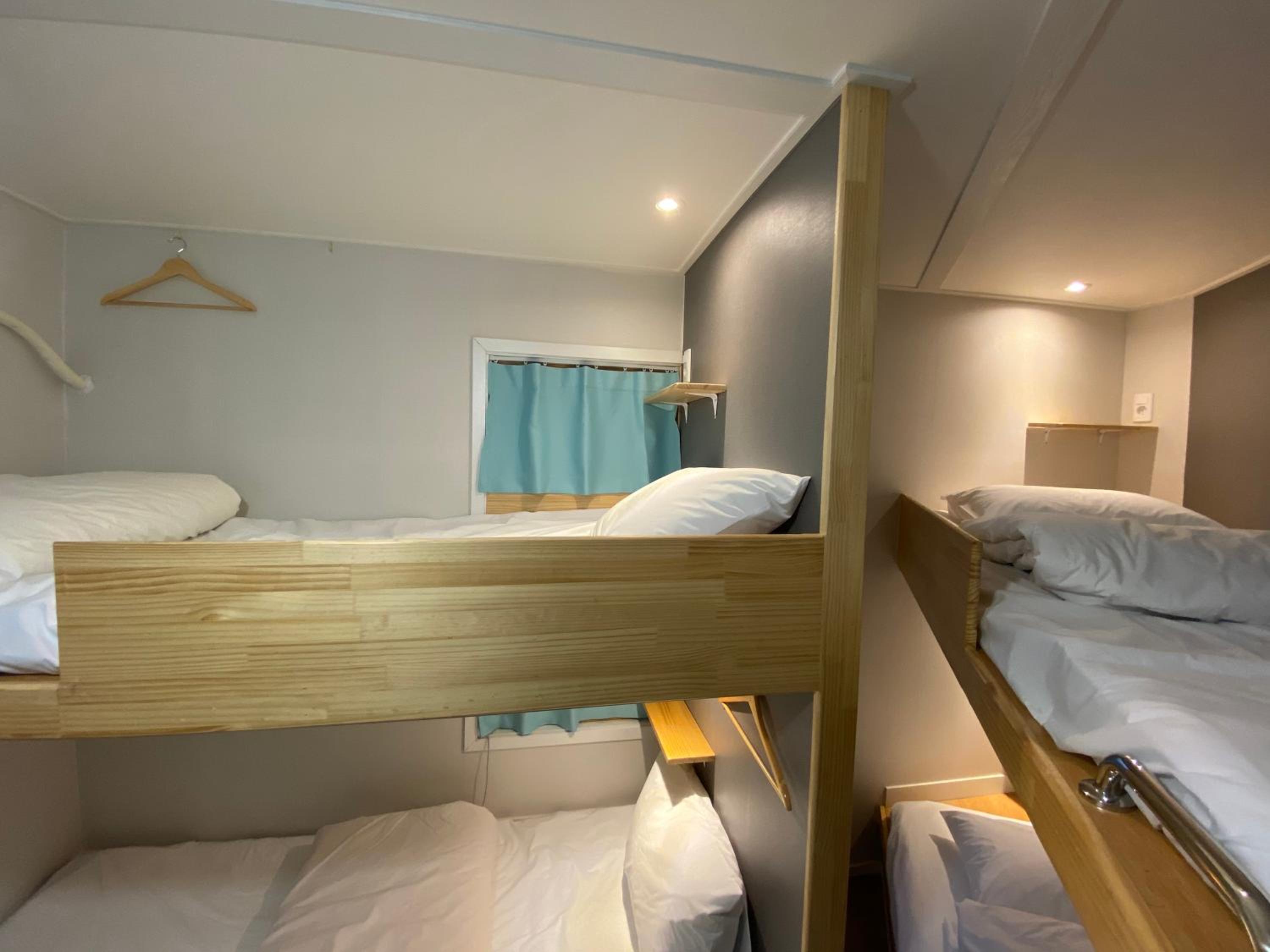 Economy Quadruple Room - Photo 3