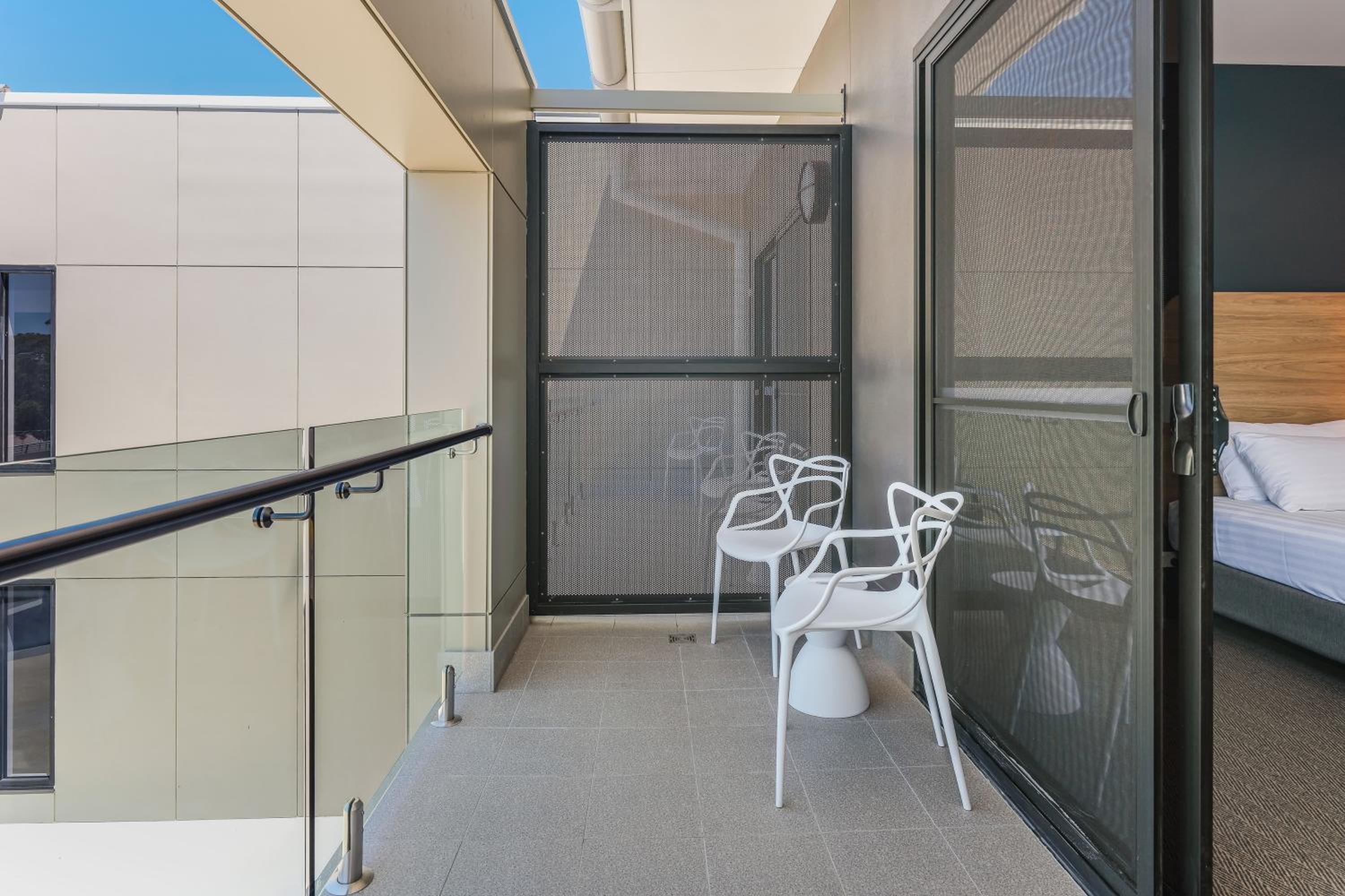 Executive King Room with Balcony - Photo 5