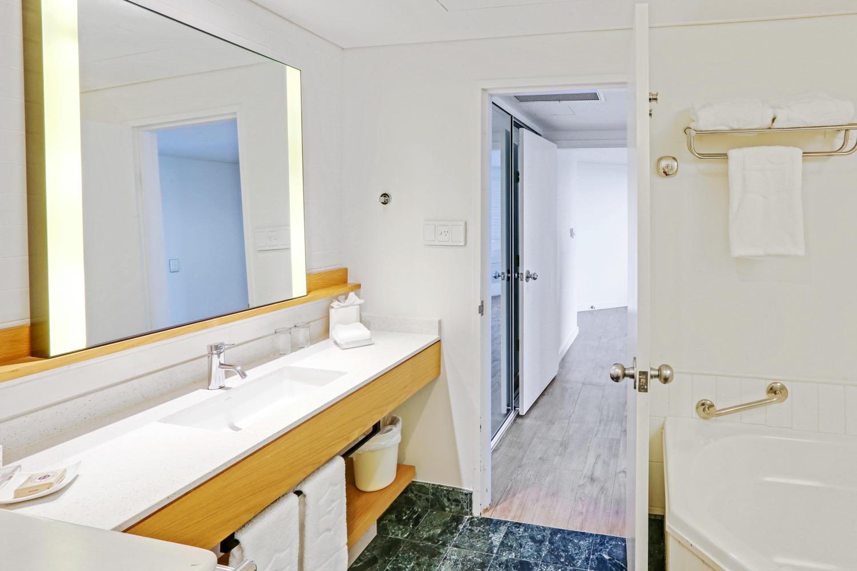 One-Bedroom Twin Suite