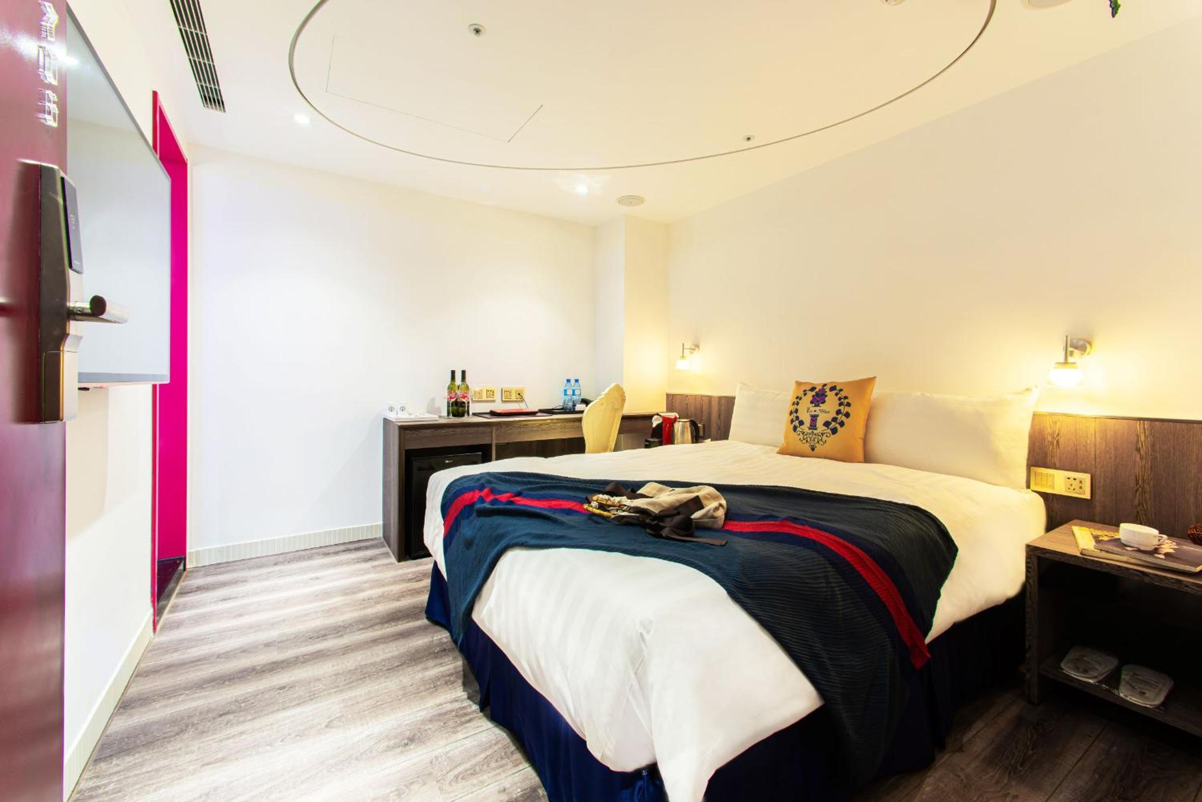 Budget Double Room (No Window) - Photo 1
