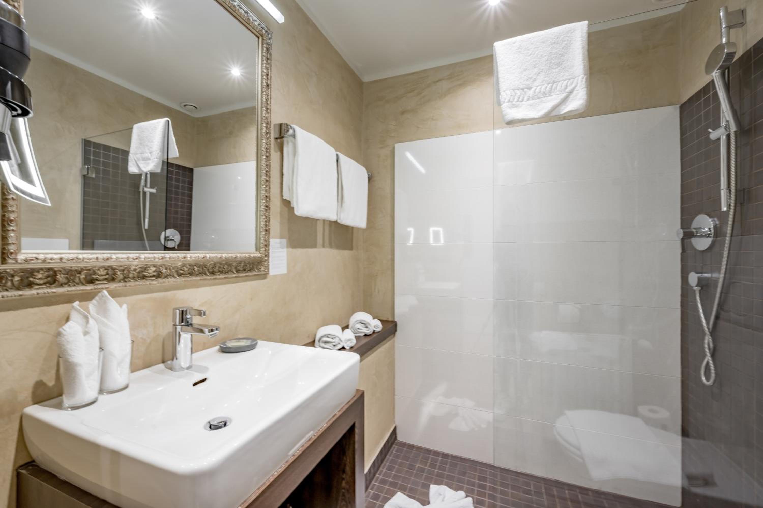 Standard Double Room - Photo 13