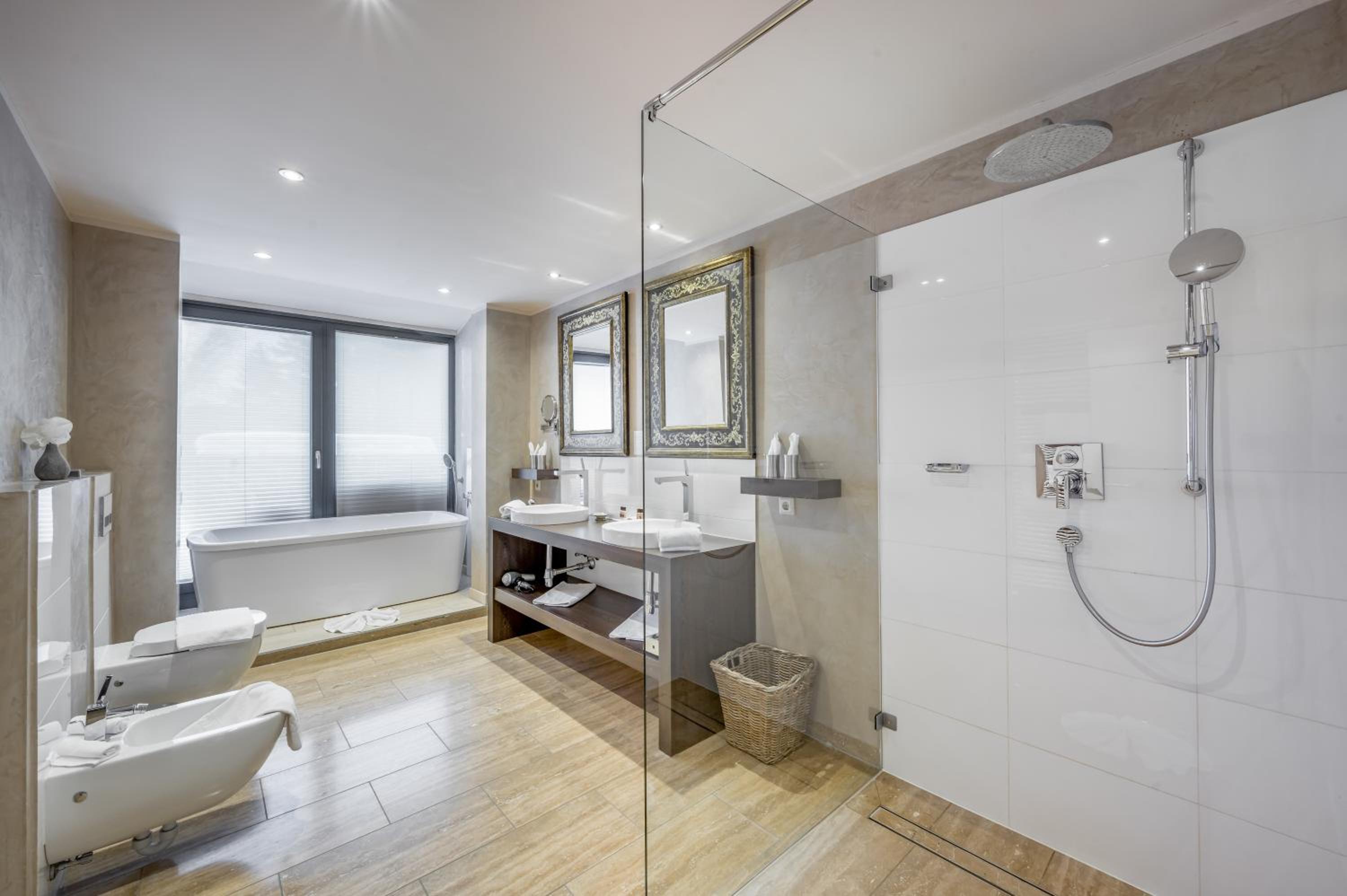 Suite - Photo 11