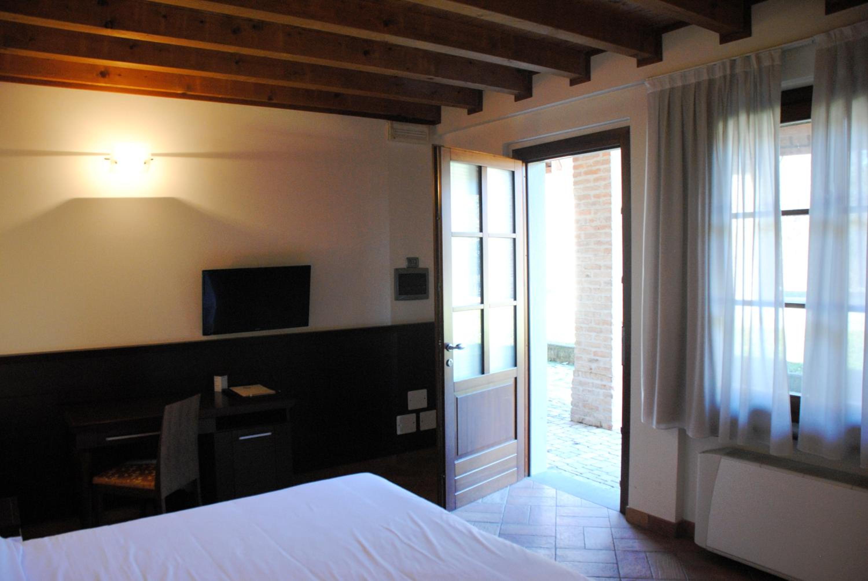 King Room with Spa Bath - Photo 3
