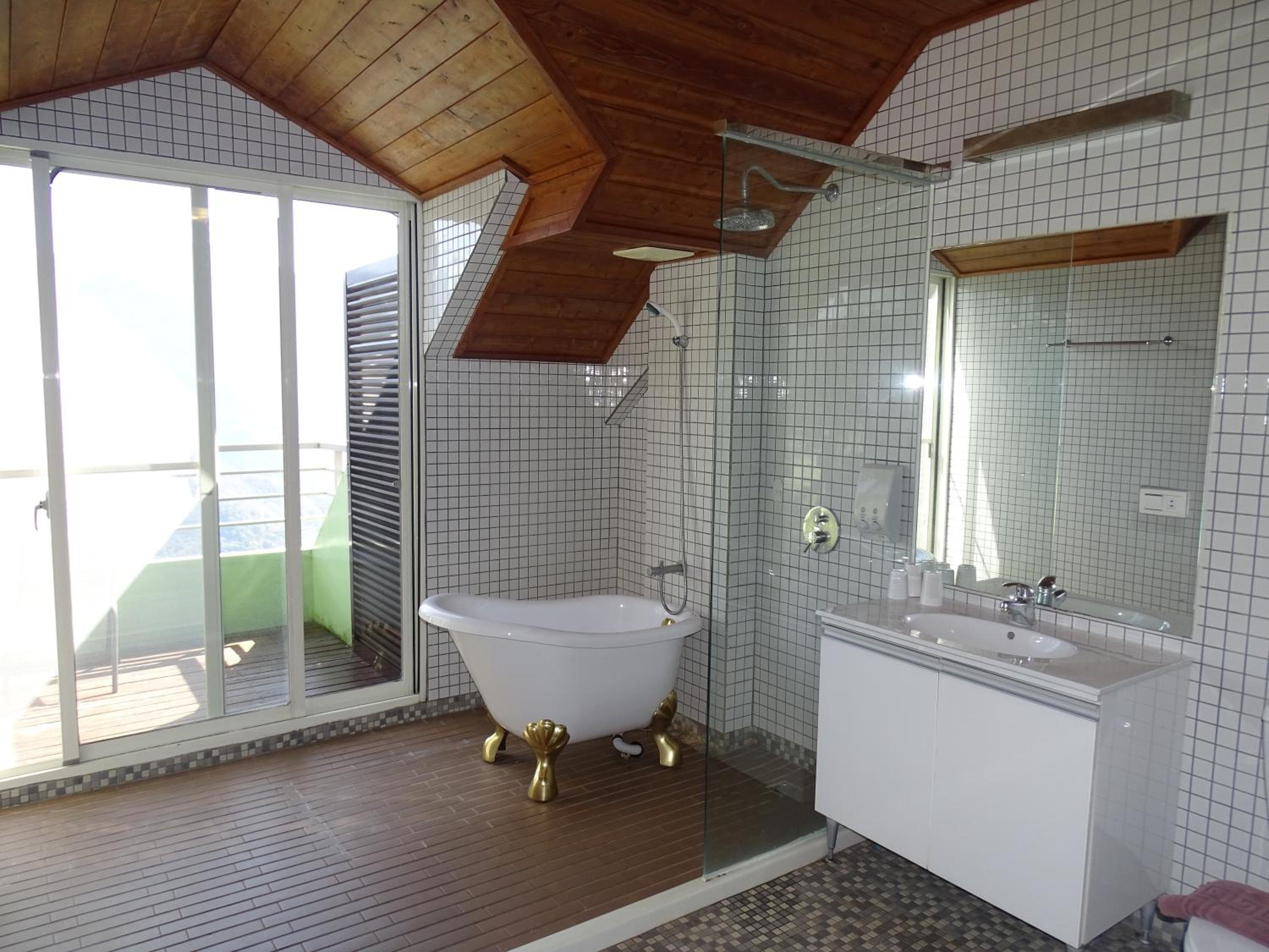 Quadruple Room with Bath photo 3