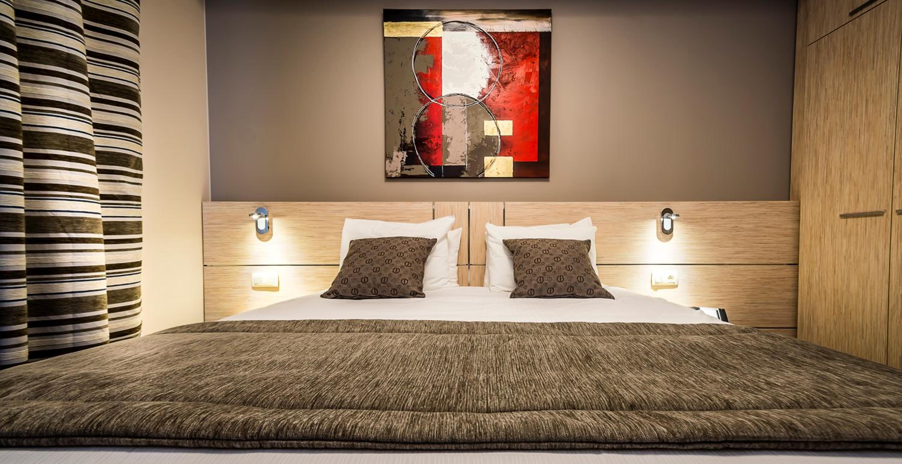 Superior King Room with Sofa Bed thumbnail 5