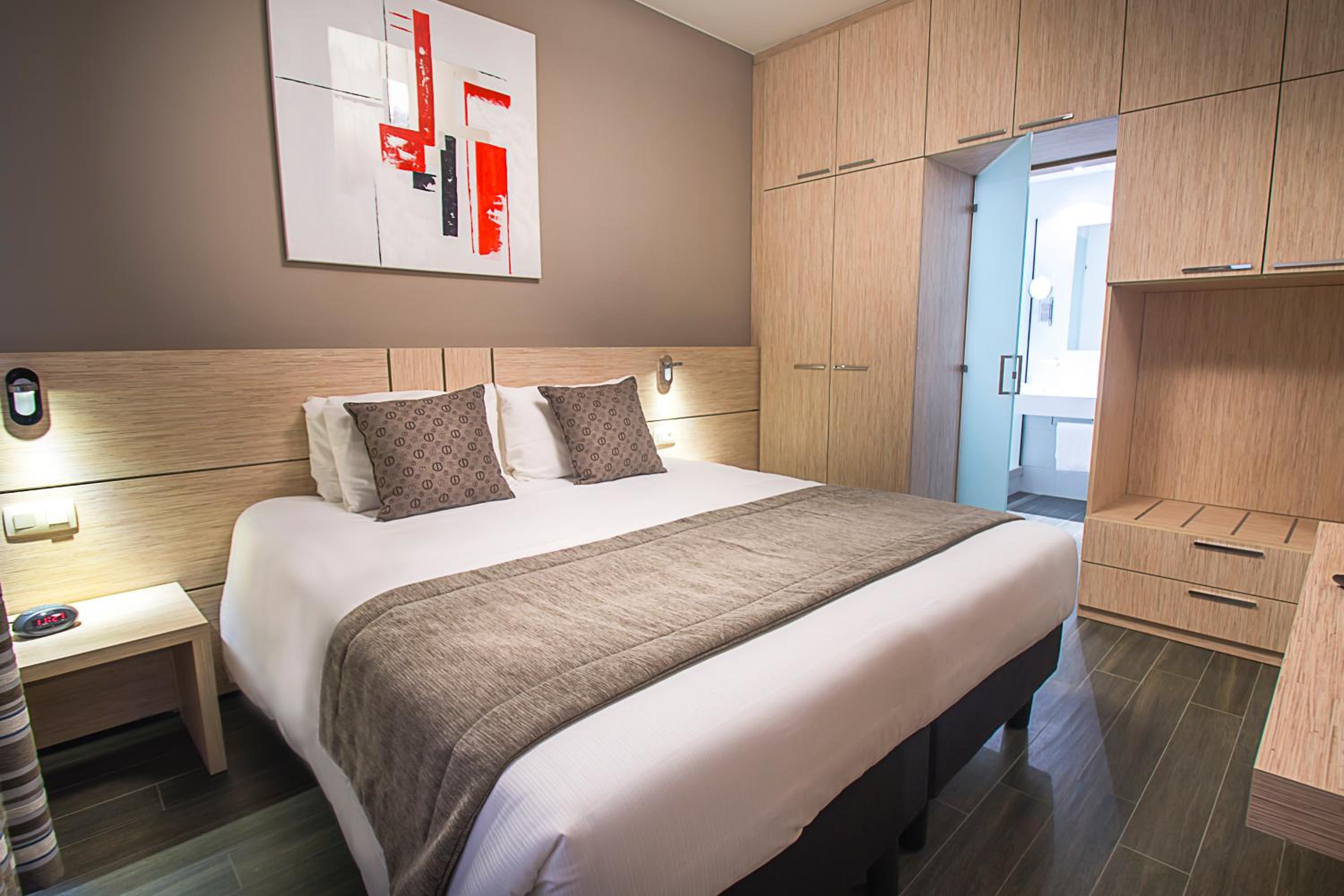 Superior King Room thumbnail 6