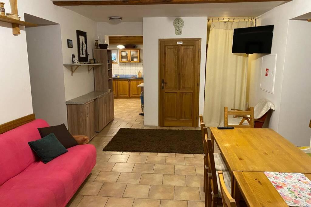 Six-Bedroom House photo 1