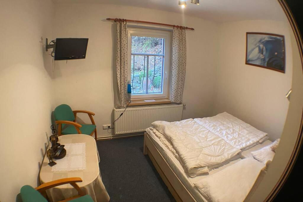 Six-Bedroom House photo 3