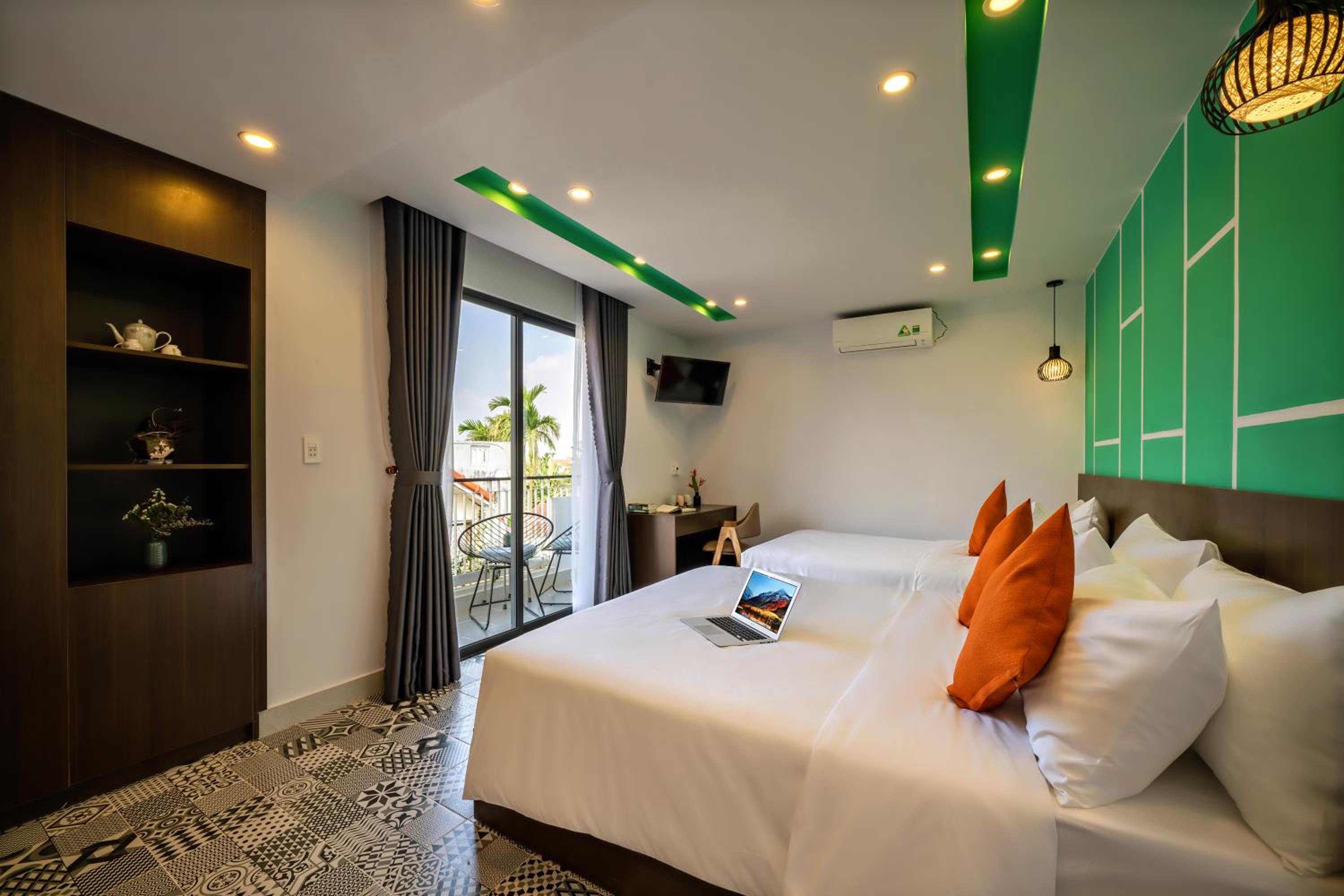 Double Room with Balcony - Photo 9
