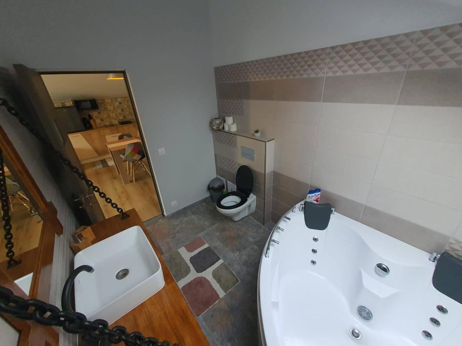 One-Bedroom Apartment photo 2