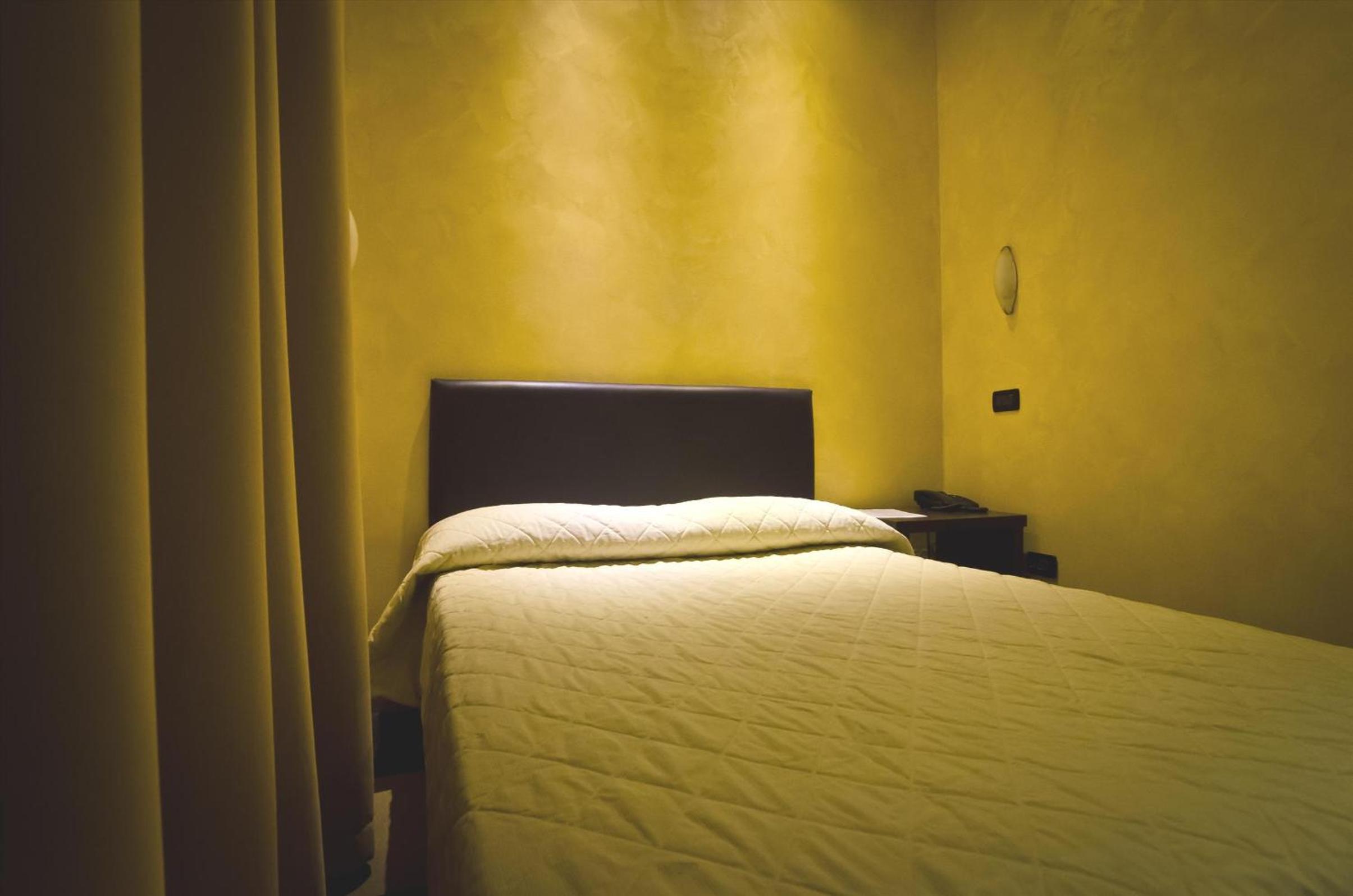 Economy Double Room - Photo 11