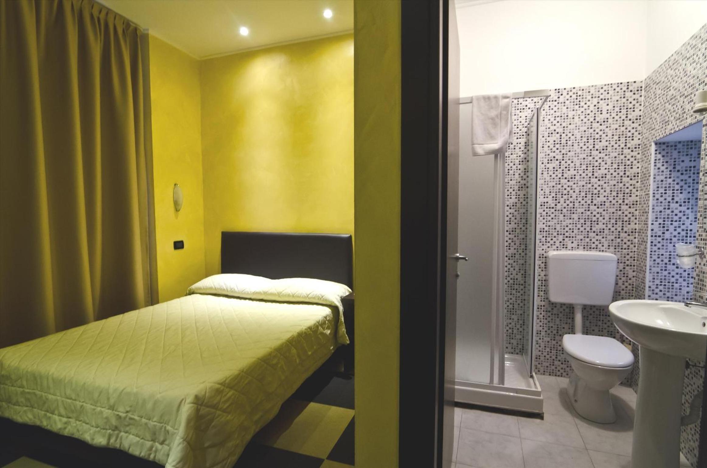 Economy Double Room - Photo 12