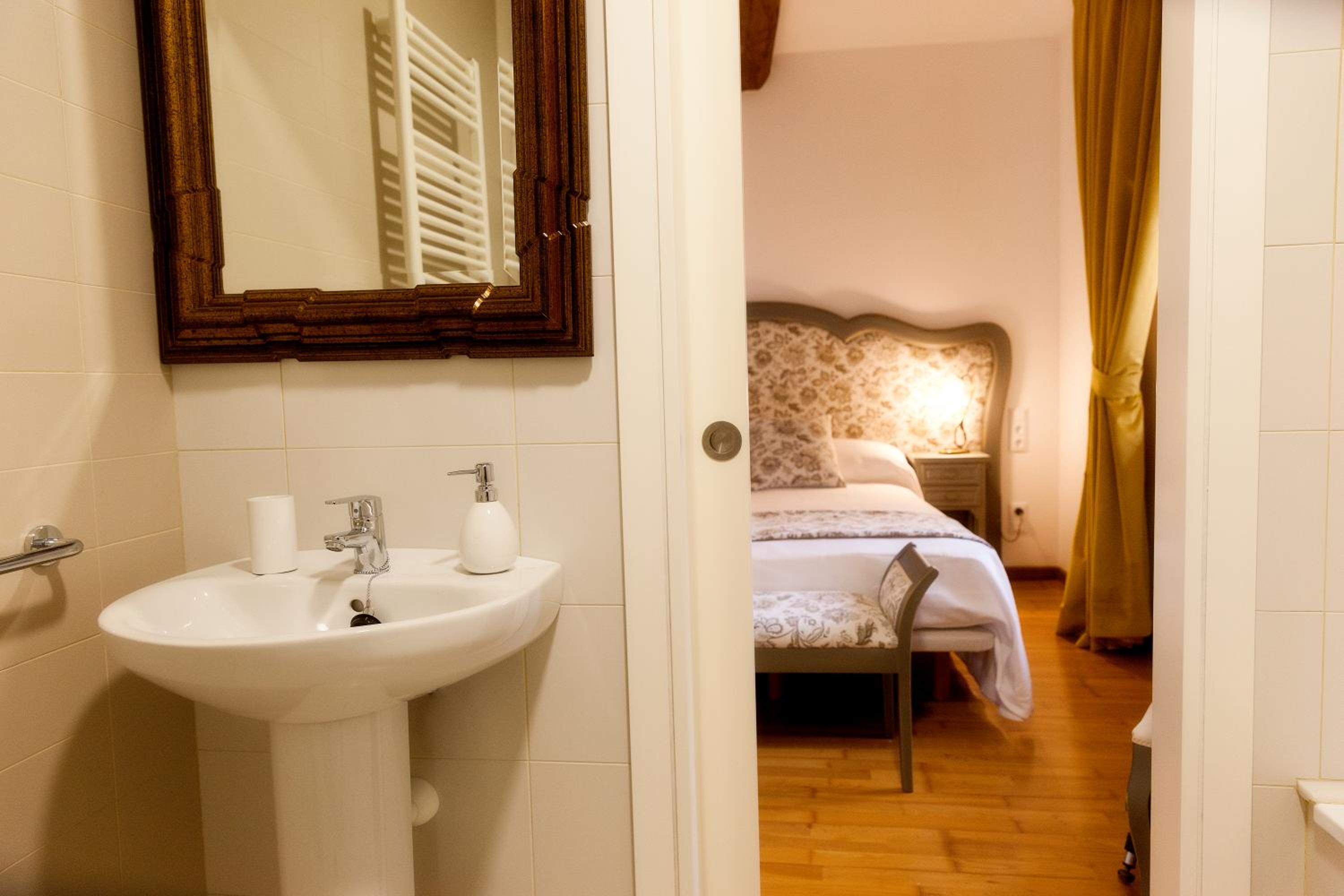 Double or Twin Room with Garden View - Photo 2