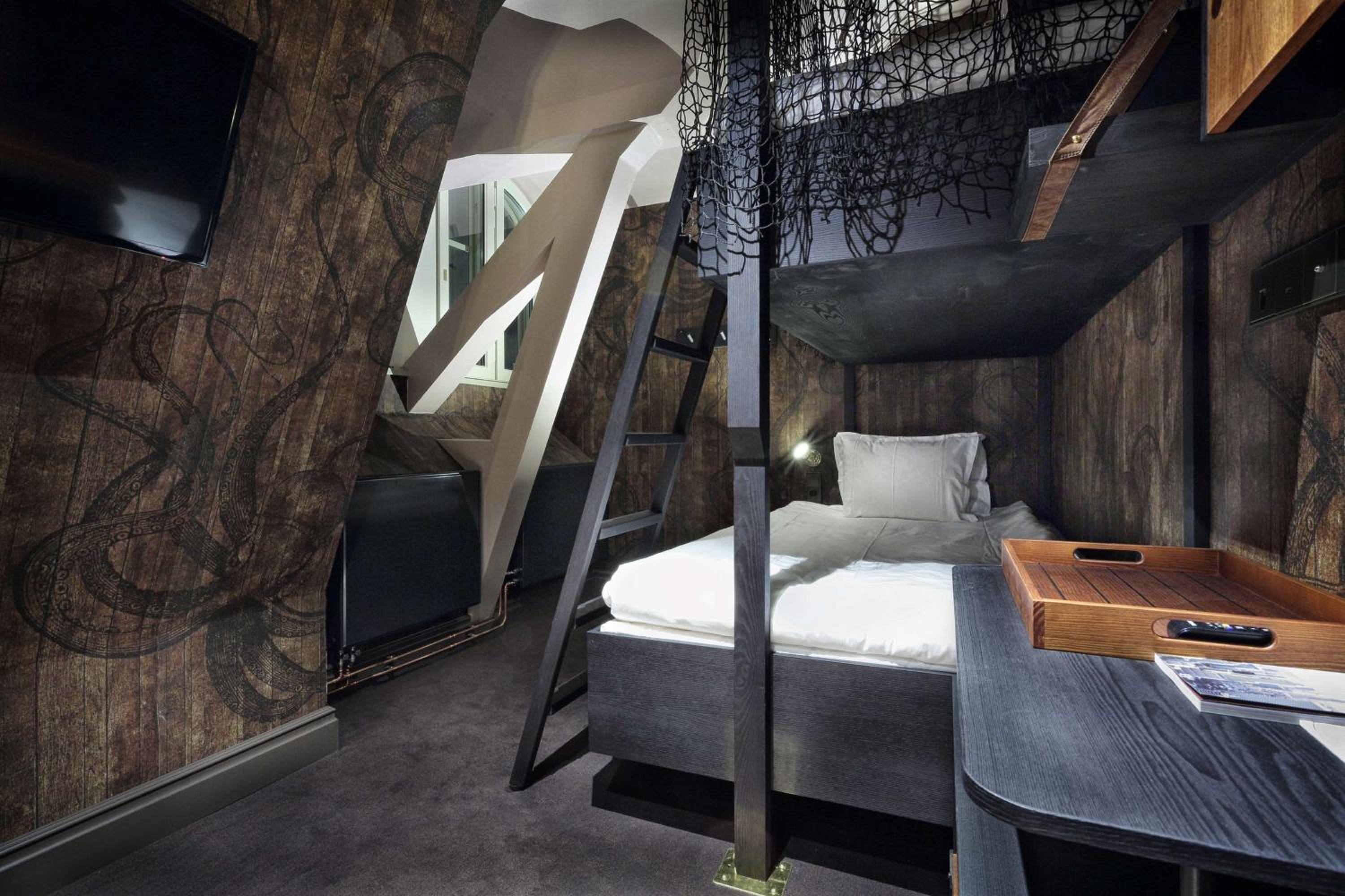 Standard Twin Room with Bunk Beds - Photo 1