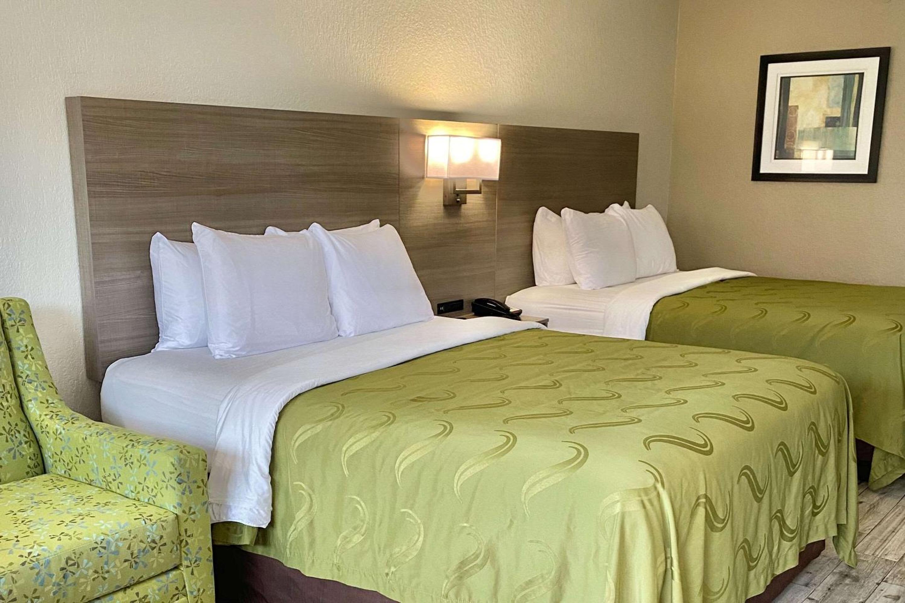 Queen Room with Two Queen Beds - Non-Smoking - Photo 4