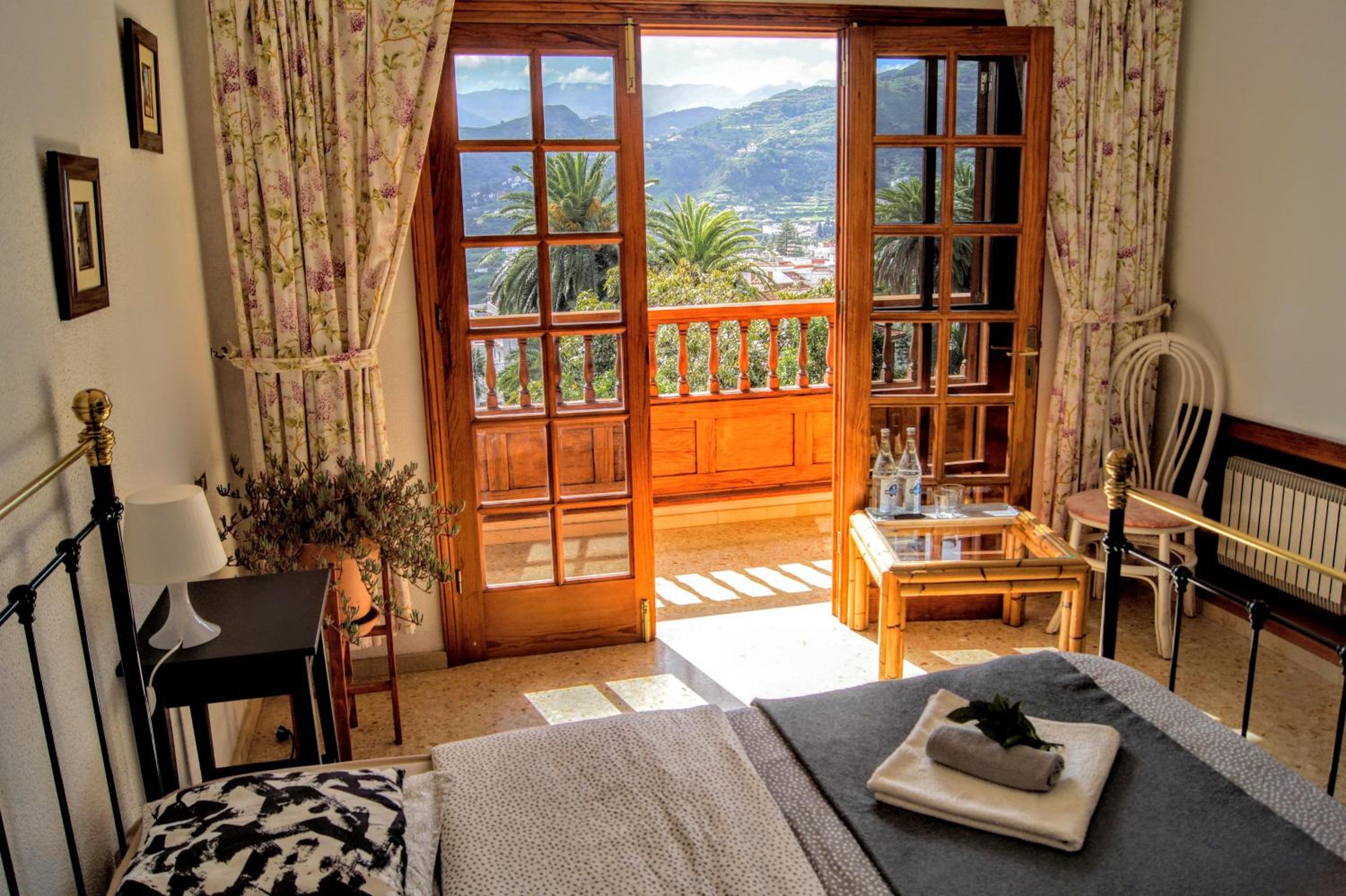 Deluxe Double Room with Bath - Photo 8