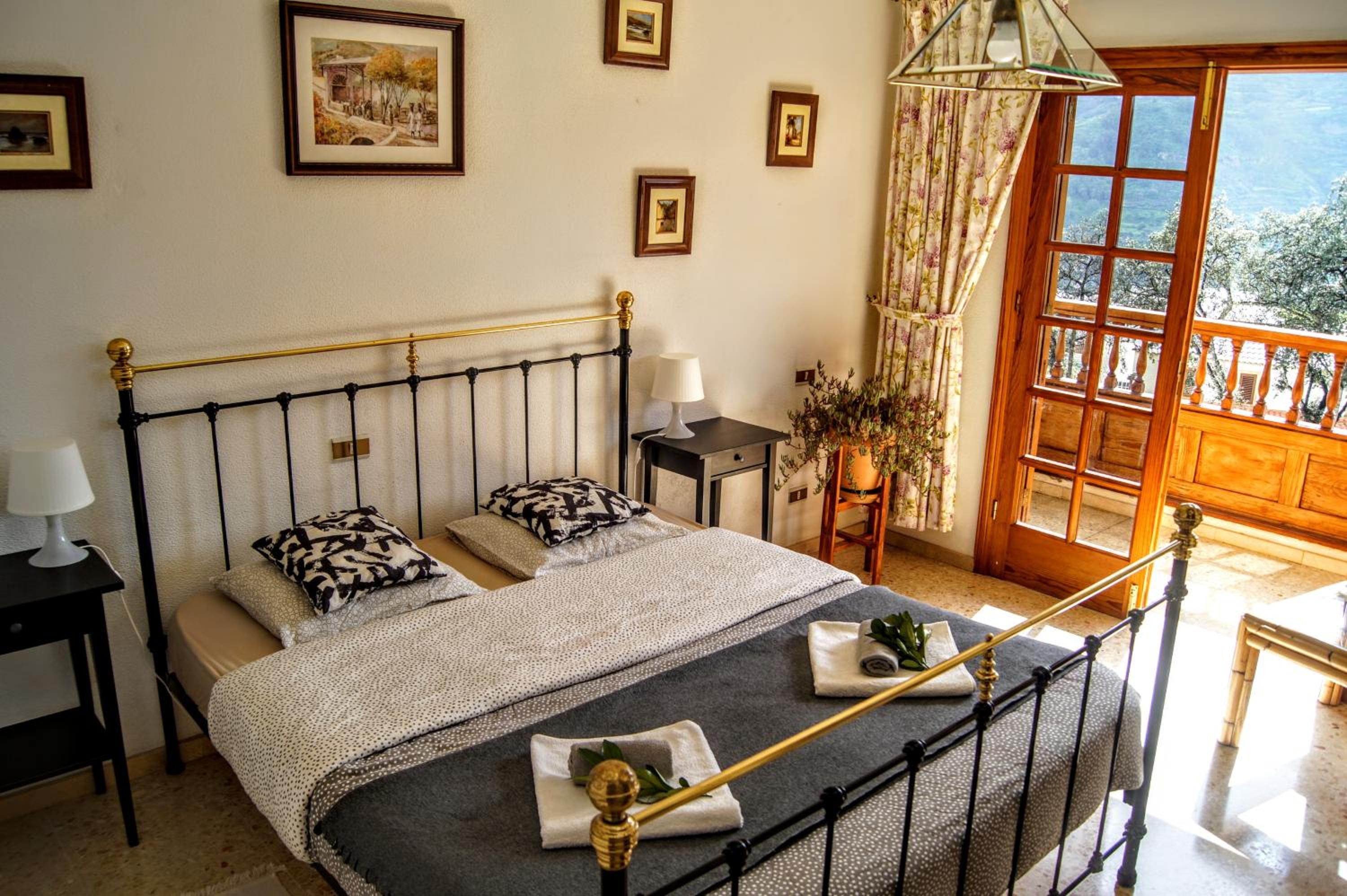 Deluxe Double Room with Bath - Photo 5
