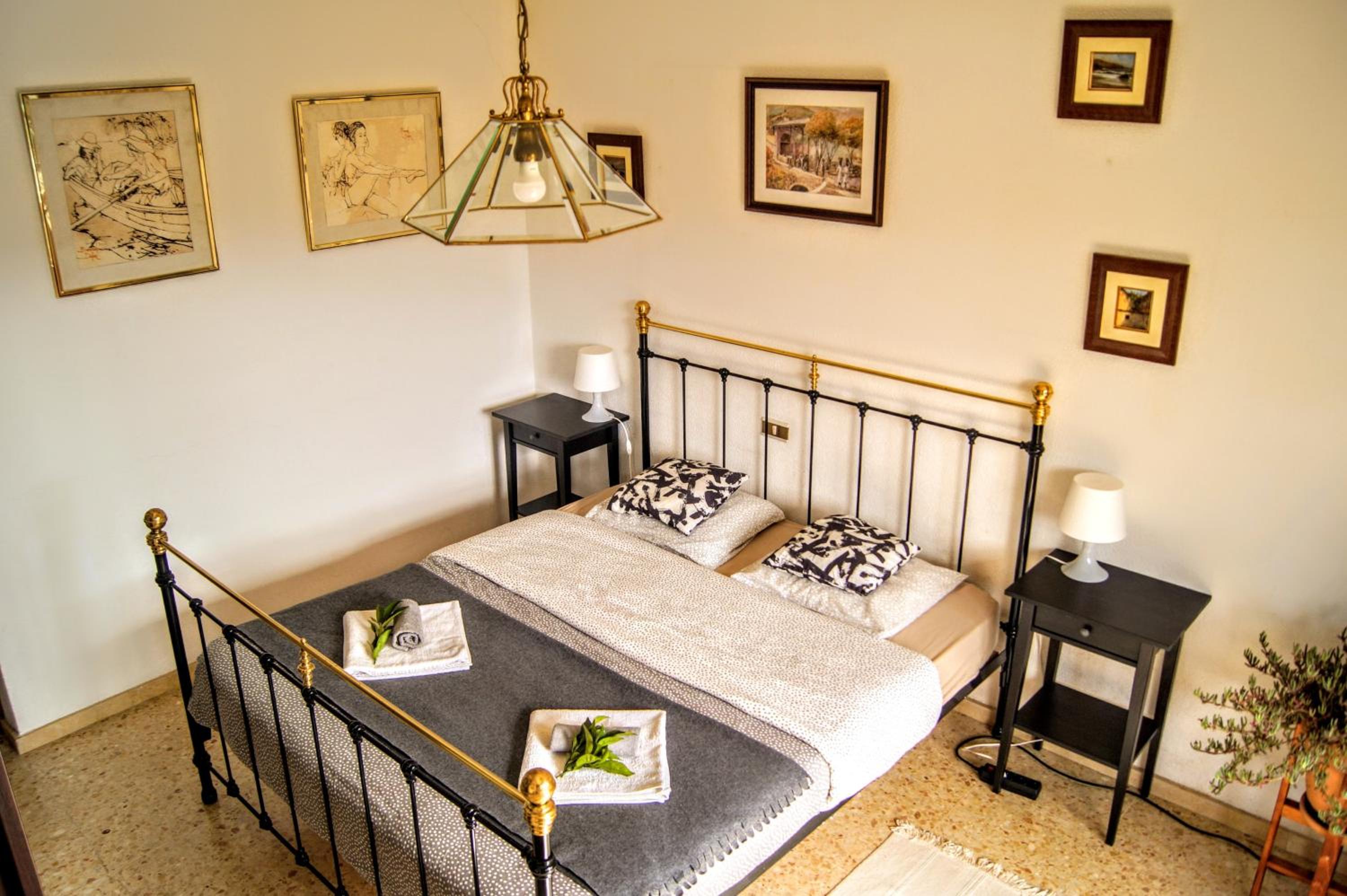Deluxe Double Room with Bath - Photo 9