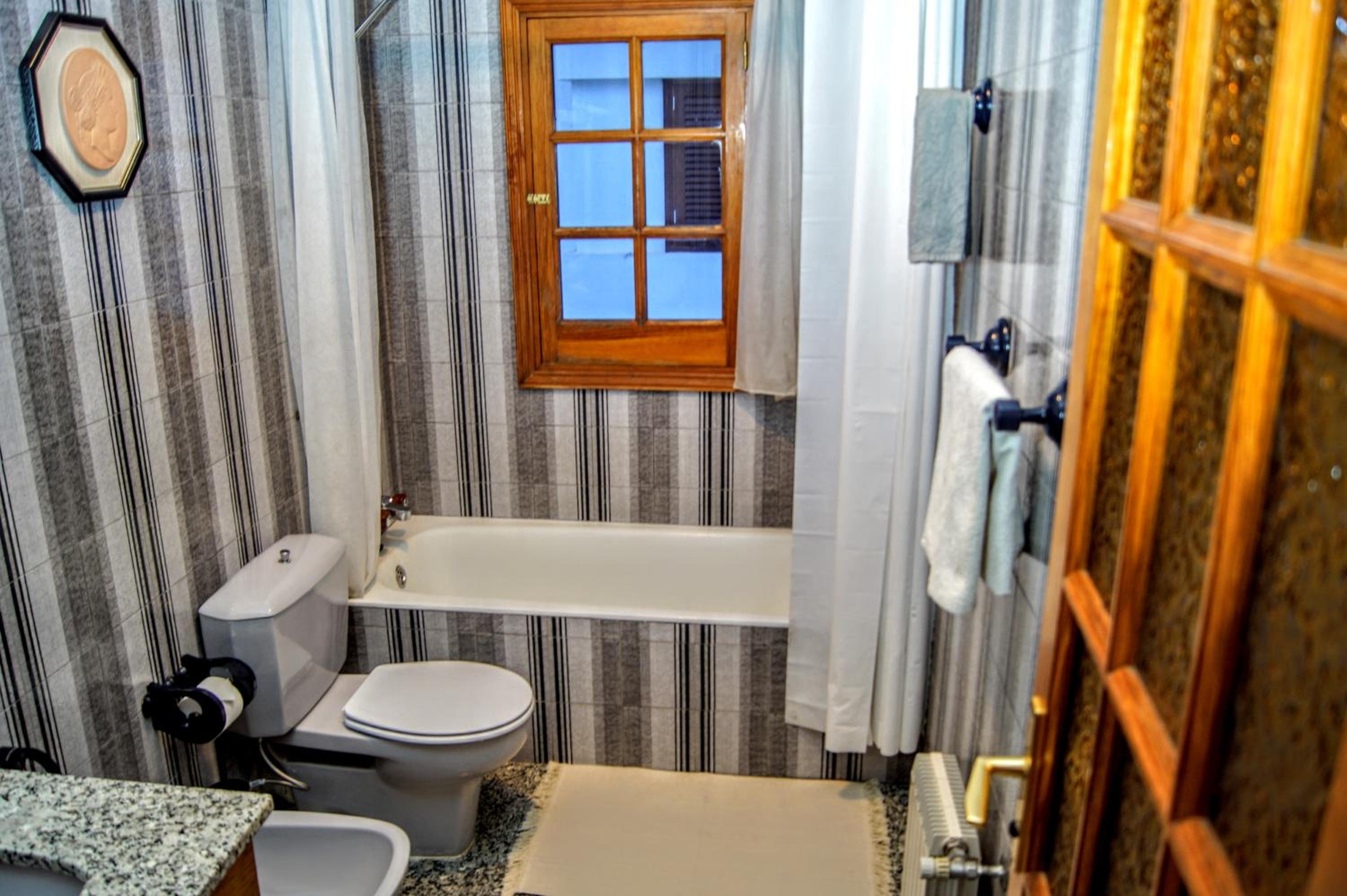 Deluxe Double Room with Bath - Photo 7