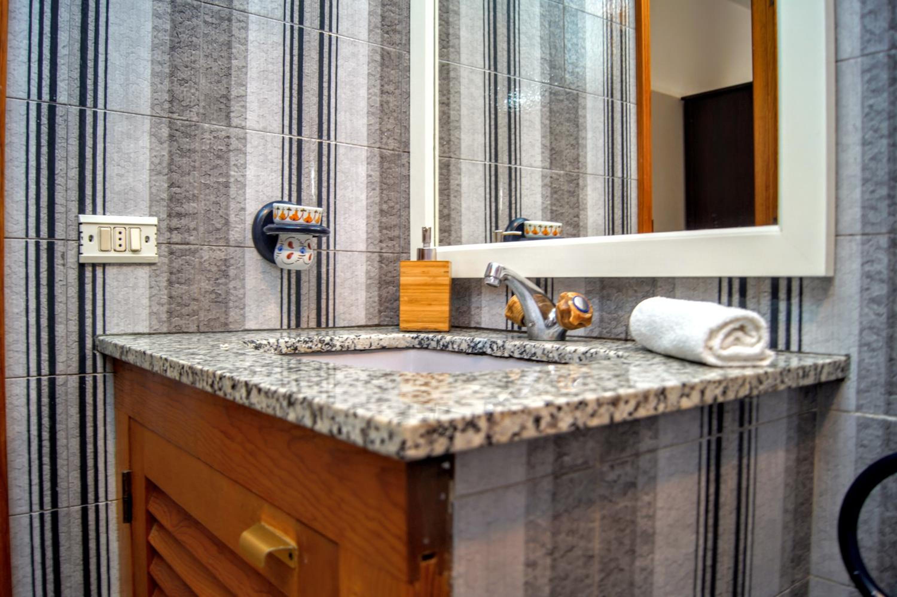 Deluxe Double Room with Bath - Photo 6