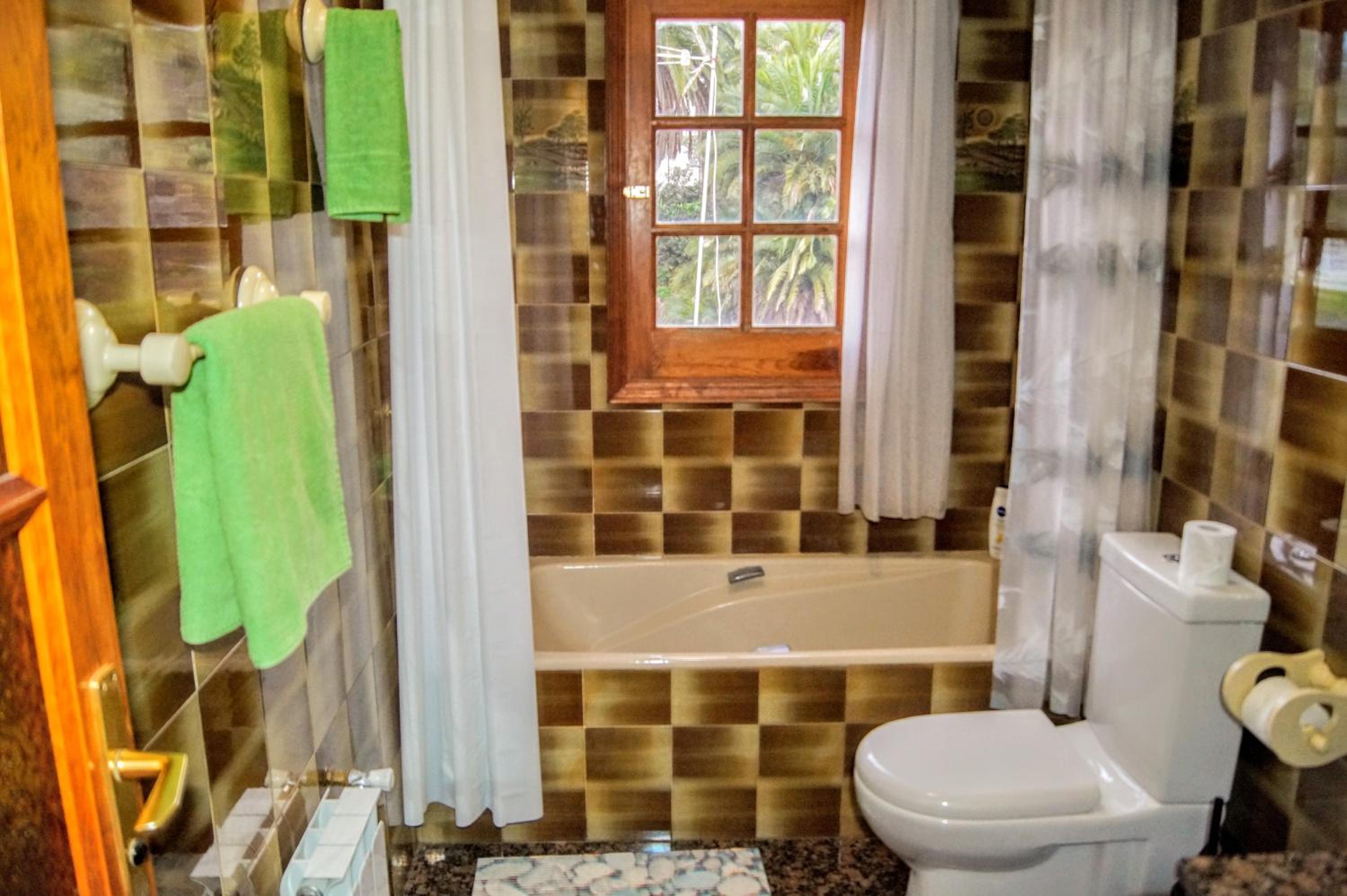 Economy Quadruple Room with Shared Bathroom photo 2