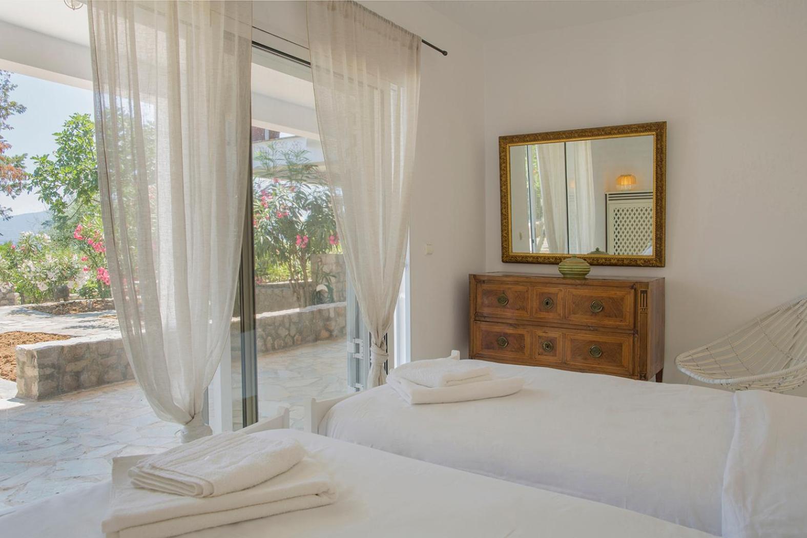 Seven-Bedroom House photo 1