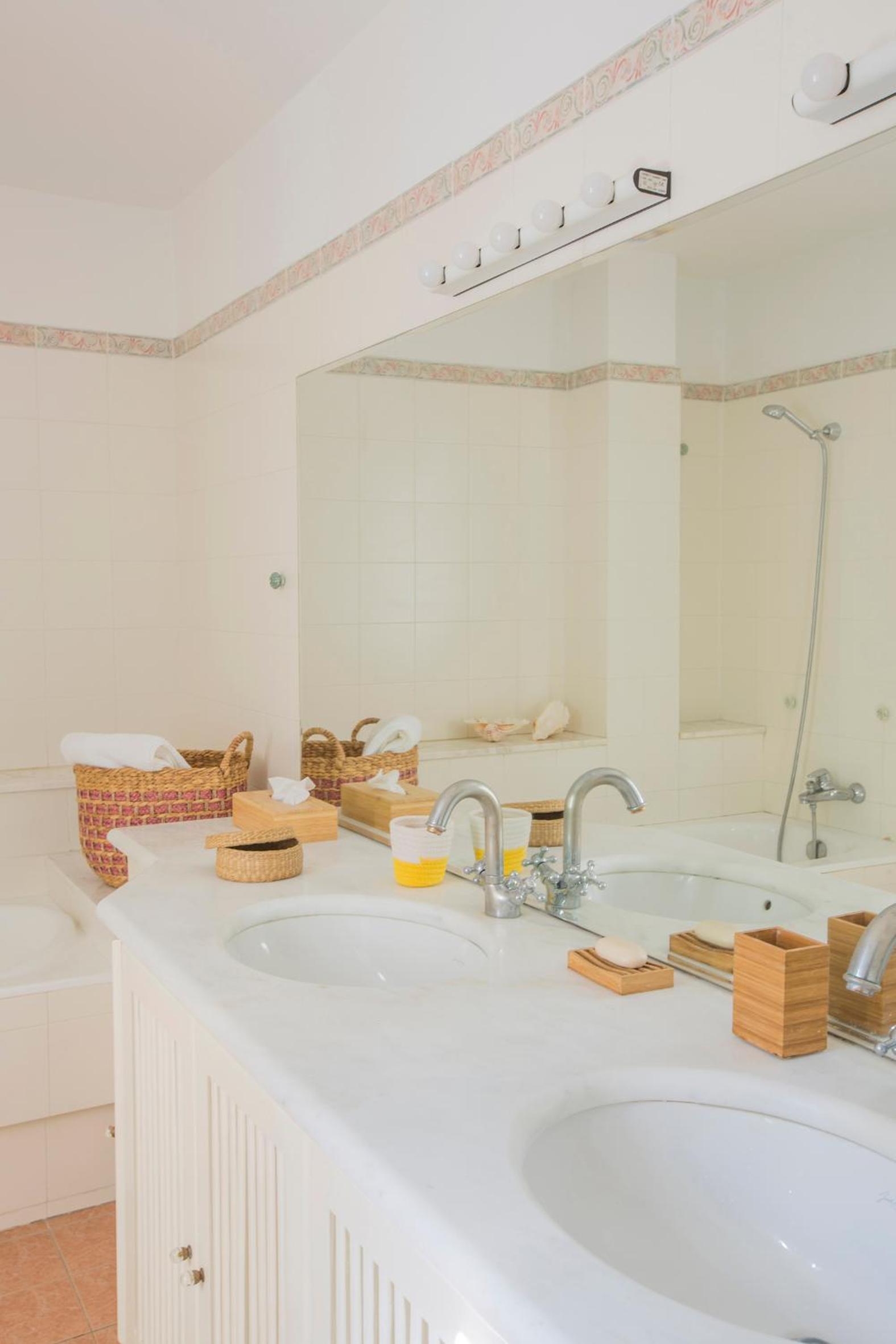 Seven-Bedroom House photo 2