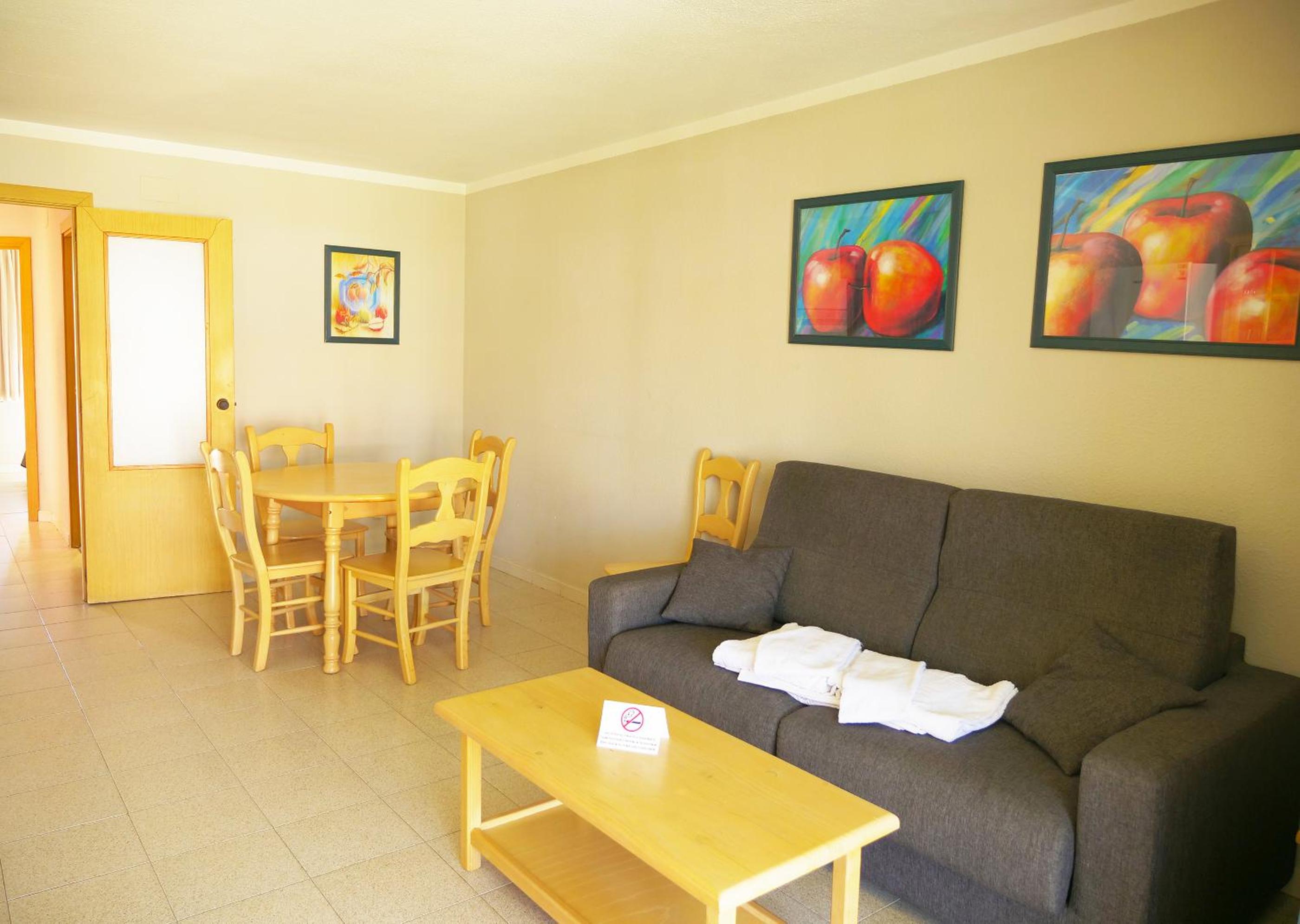 Apartamento de Dos Dormitorios con Vista a la Piscina