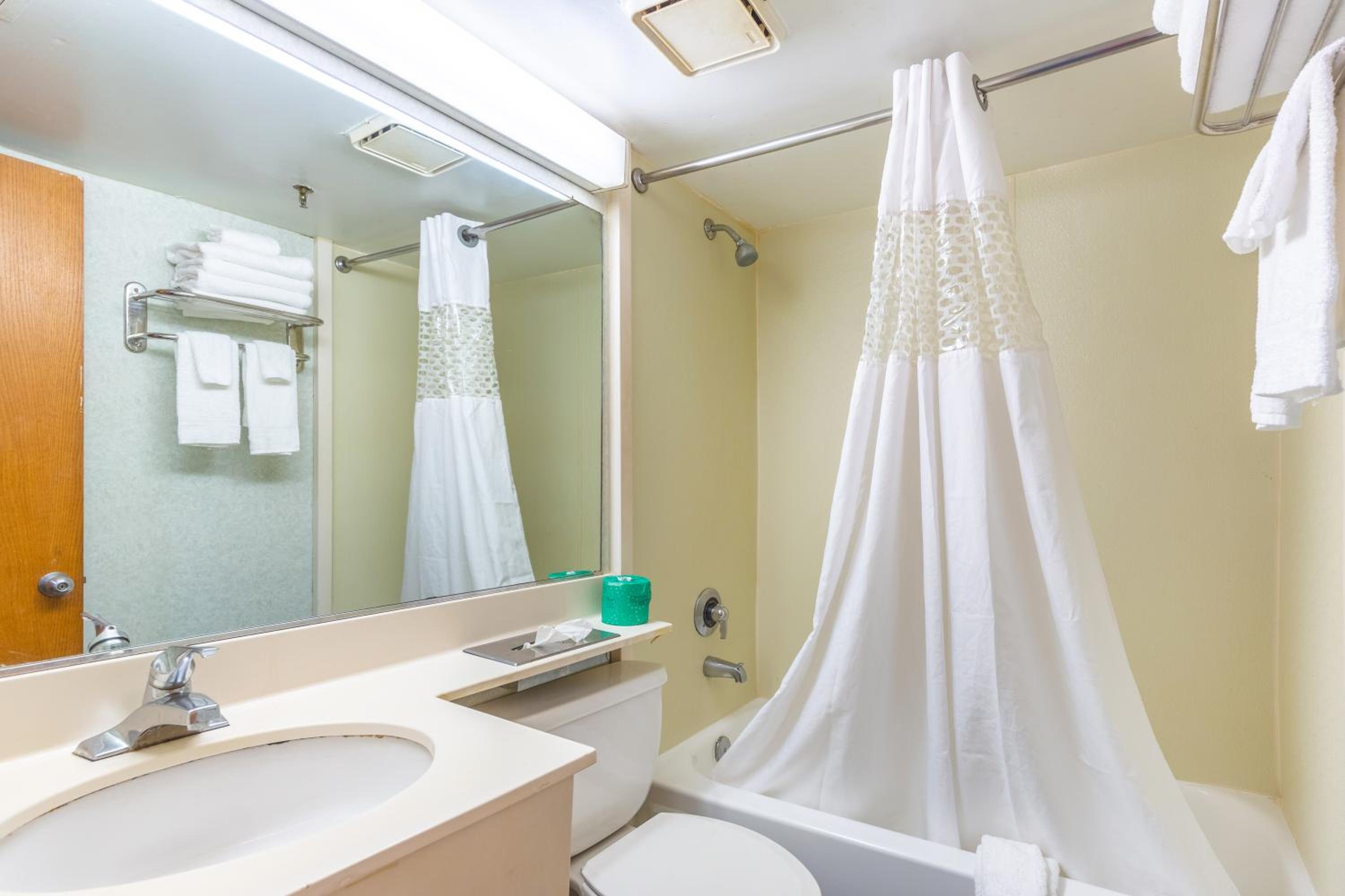 Double Room with Two Double Beds - Non-Smoking/Ground Floor - Photo 4