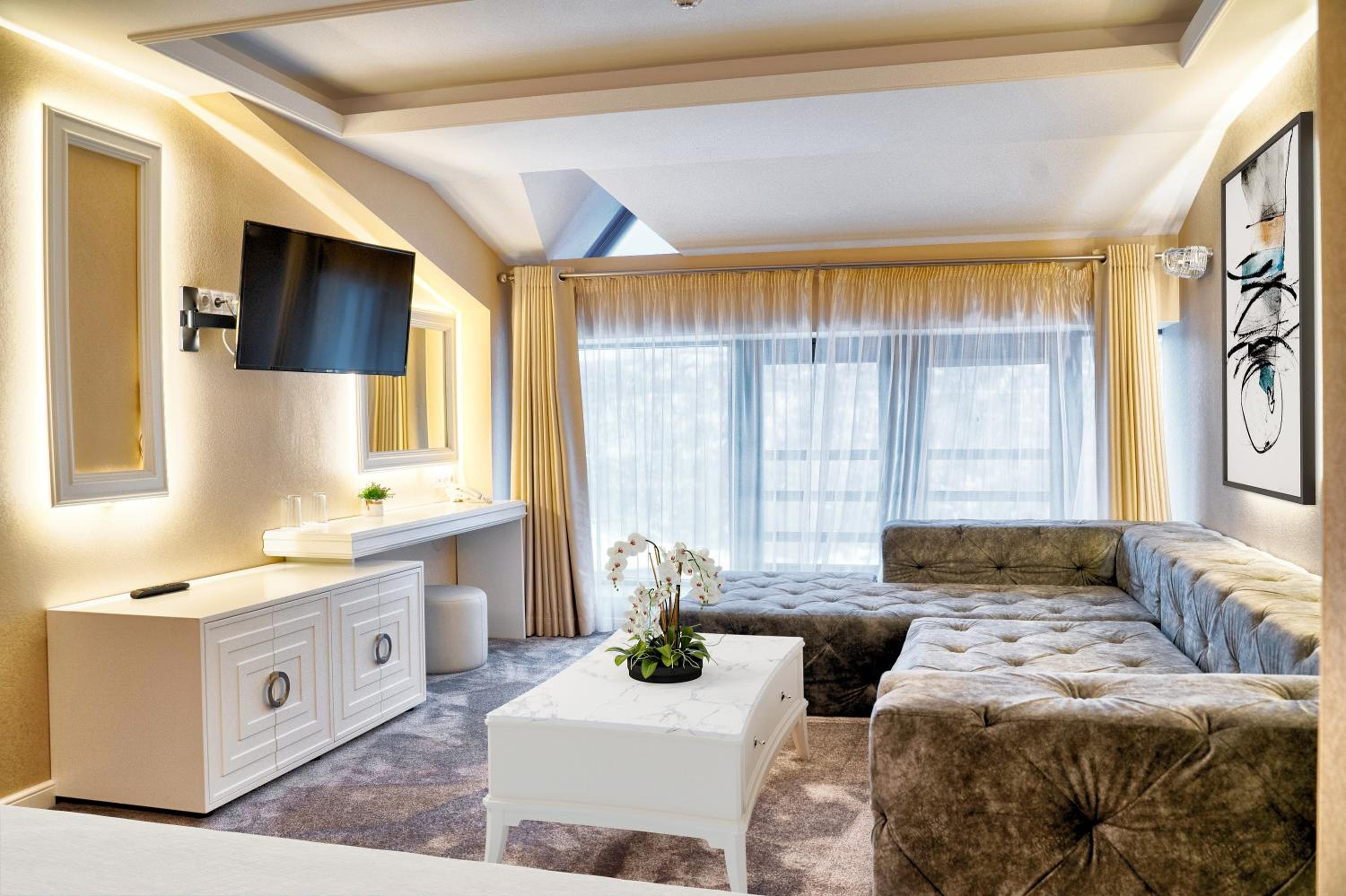 Deluxe Two-Bedroom Apartment with Tsarevets view - Free Spa Access photo 3