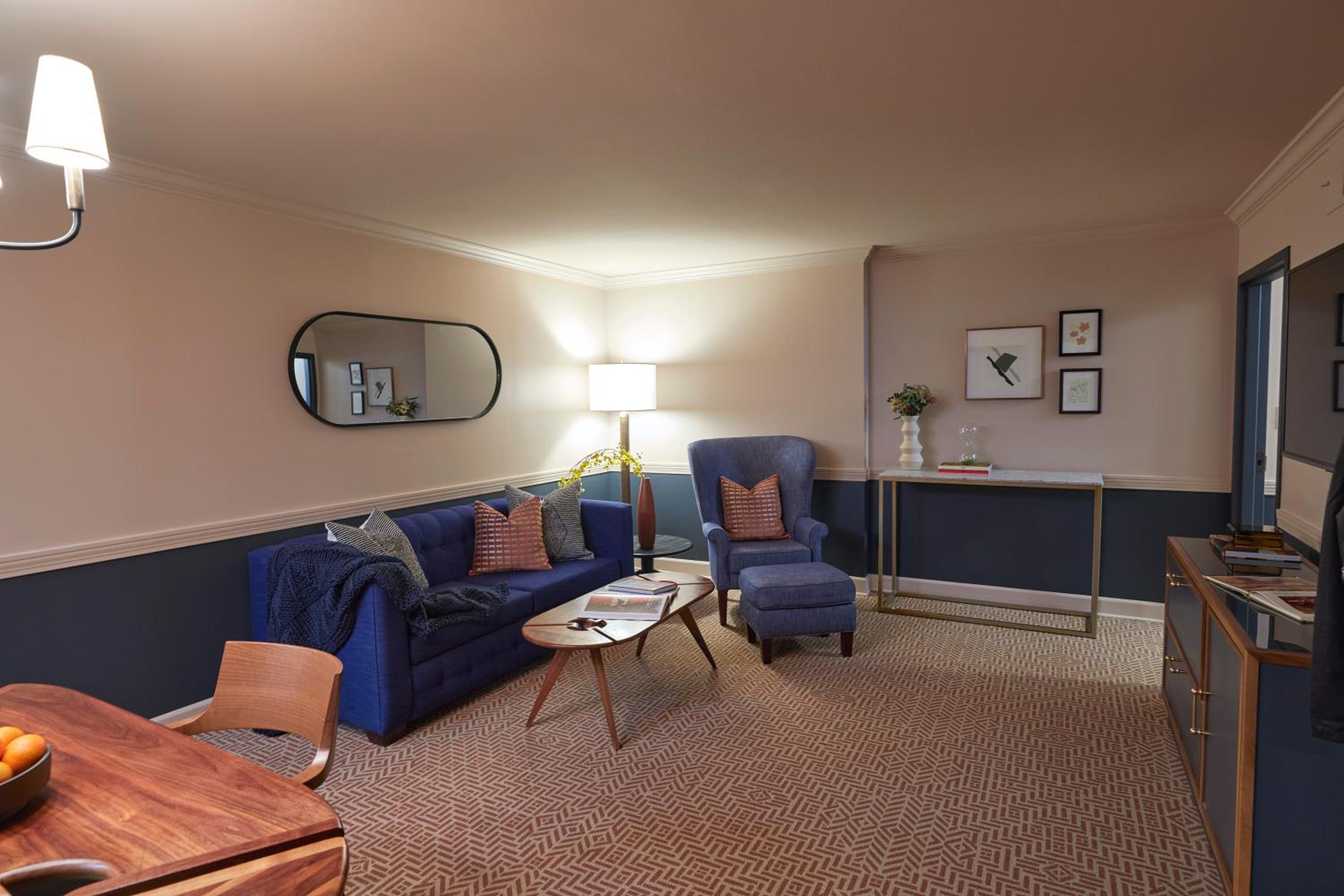 Deluxe King Suite - Photo 2