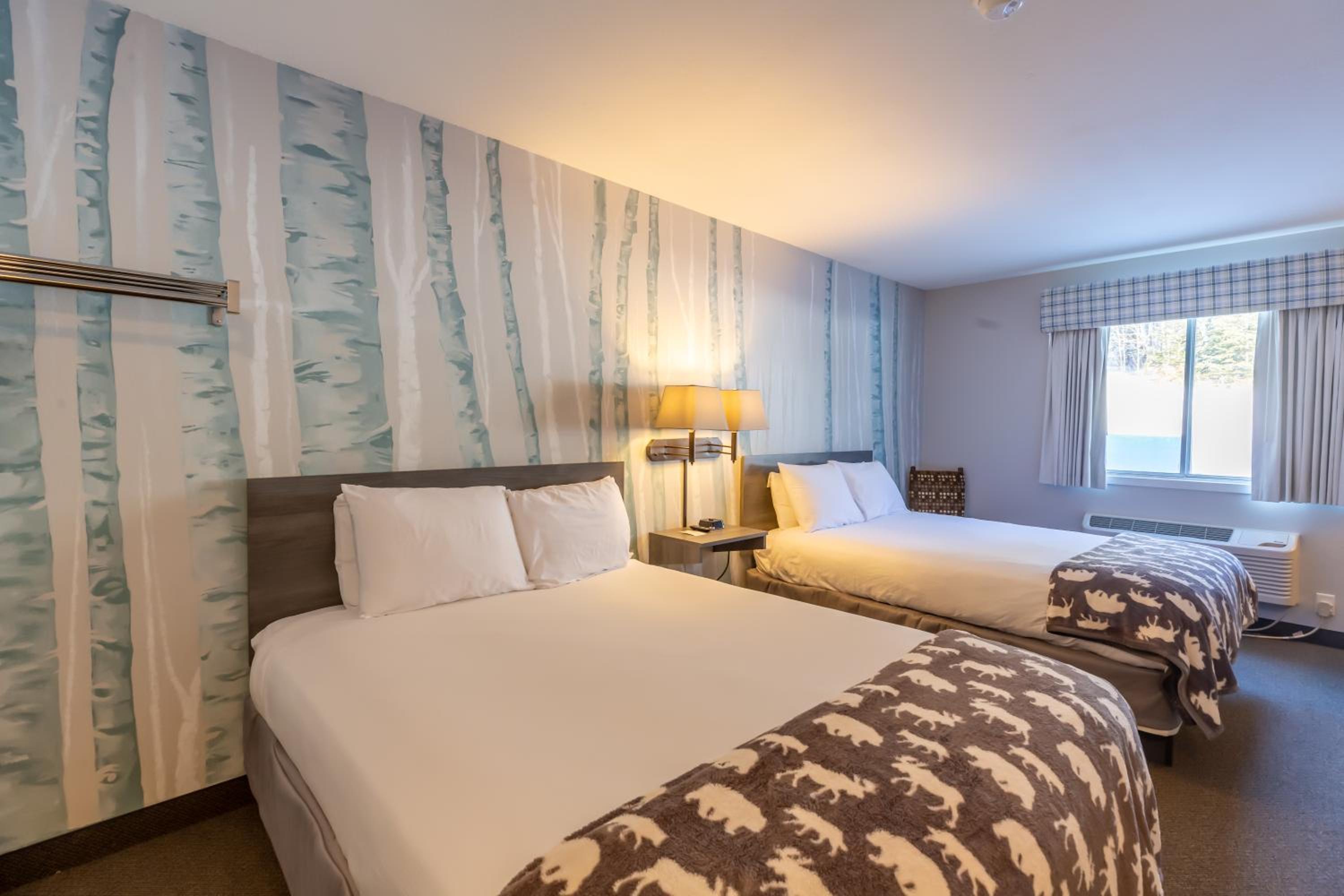 Queen Room with Two Queen Beds photo 3