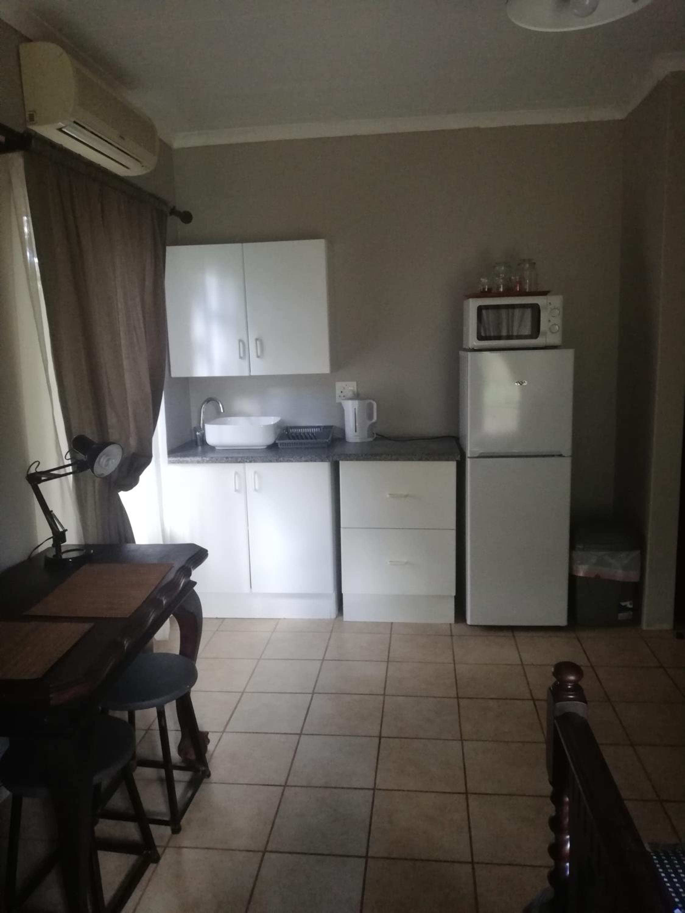 Double Room with Private Bathroom - Photo 2