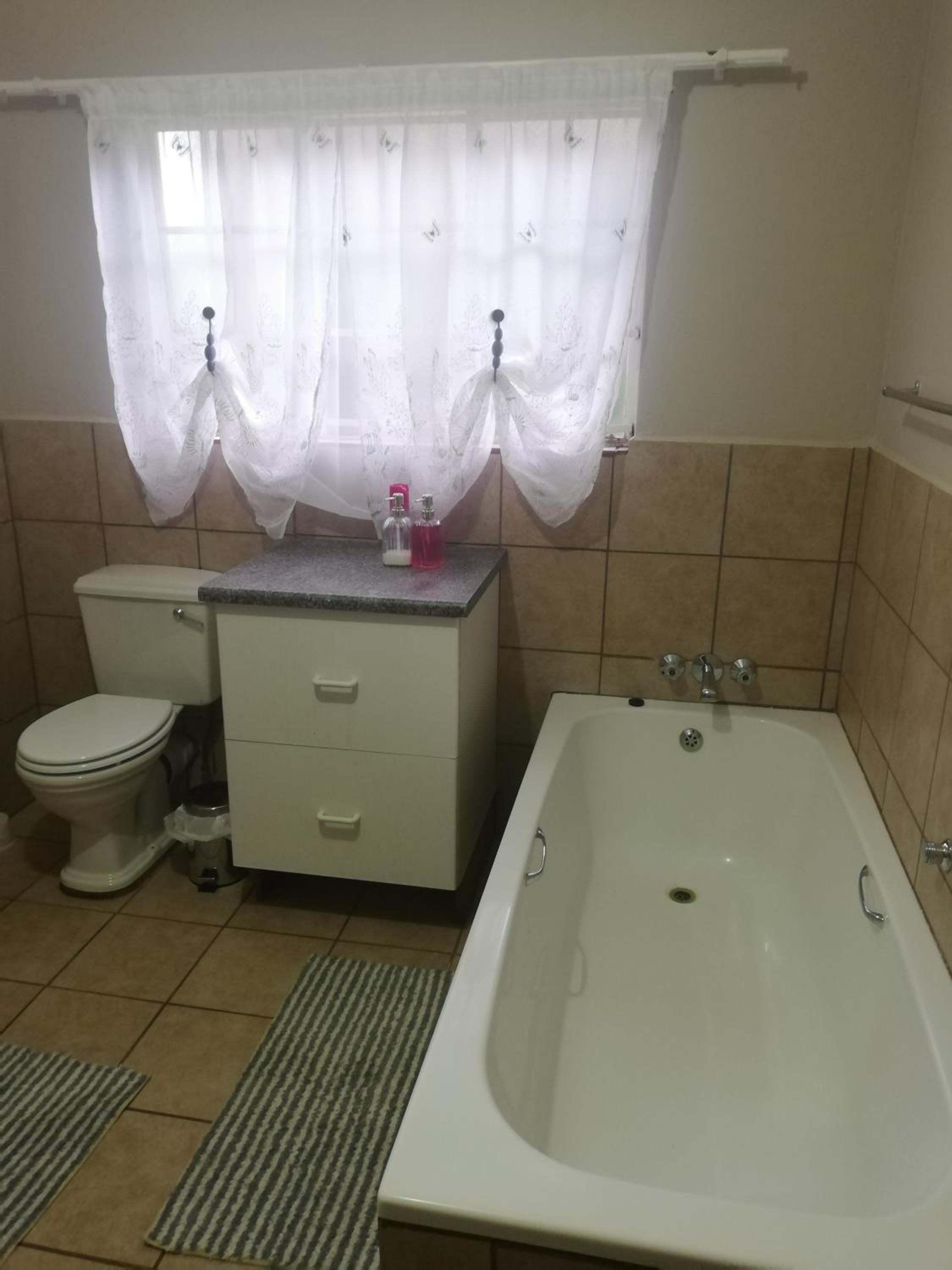 Double Room with Private Bathroom - Photo 10