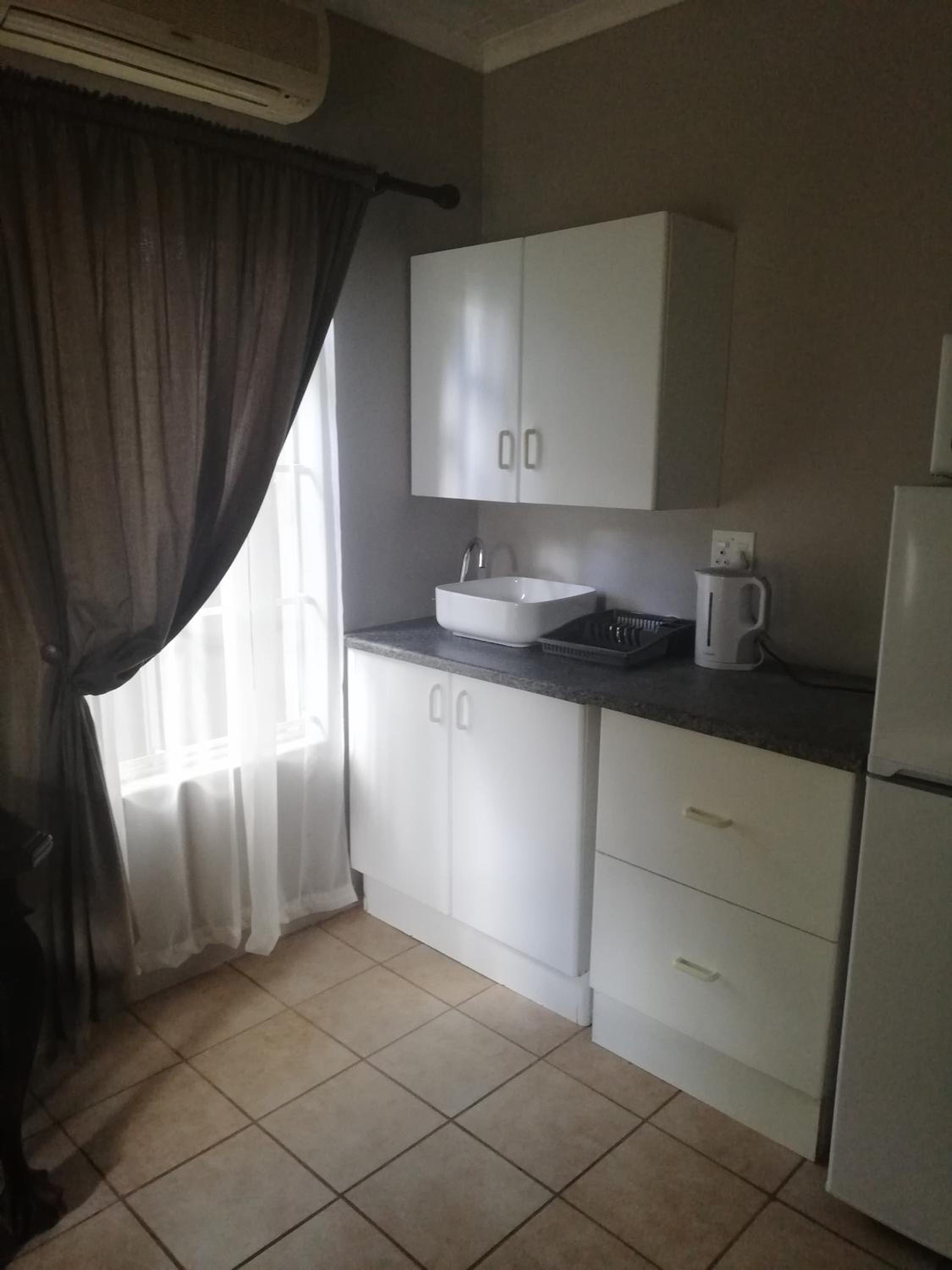 Double Room with Private Bathroom - Photo 4