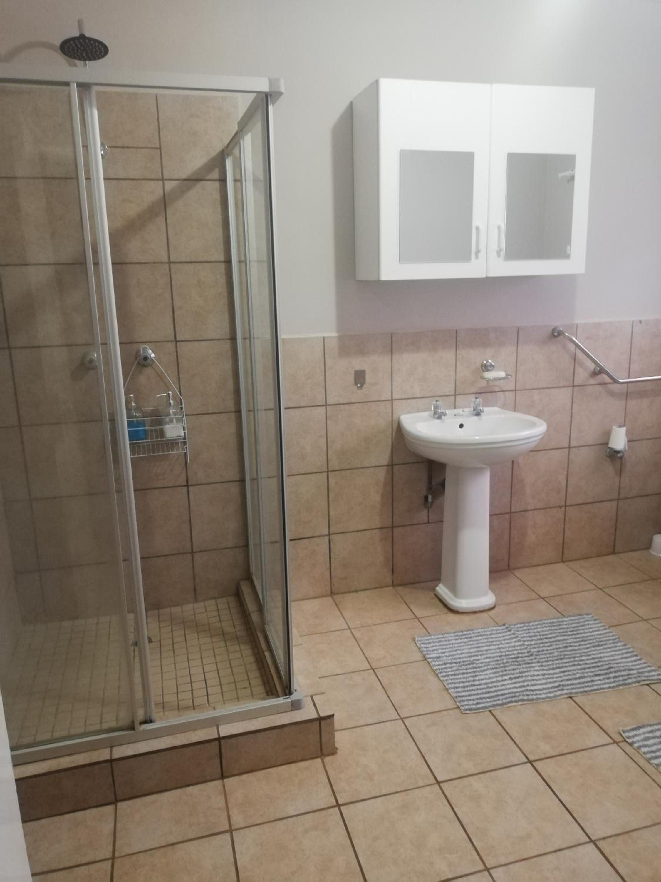 Double Room with Private Bathroom - Photo 11