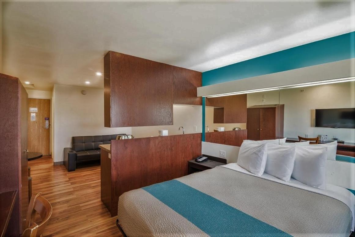 Queen Suite - Non-Smoking - Photo 8