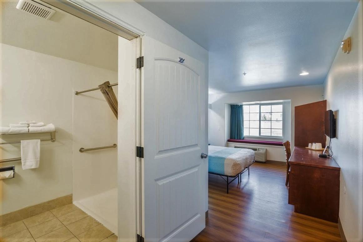 Queen Room - Disability Access - Roll in Shower - Photo 5