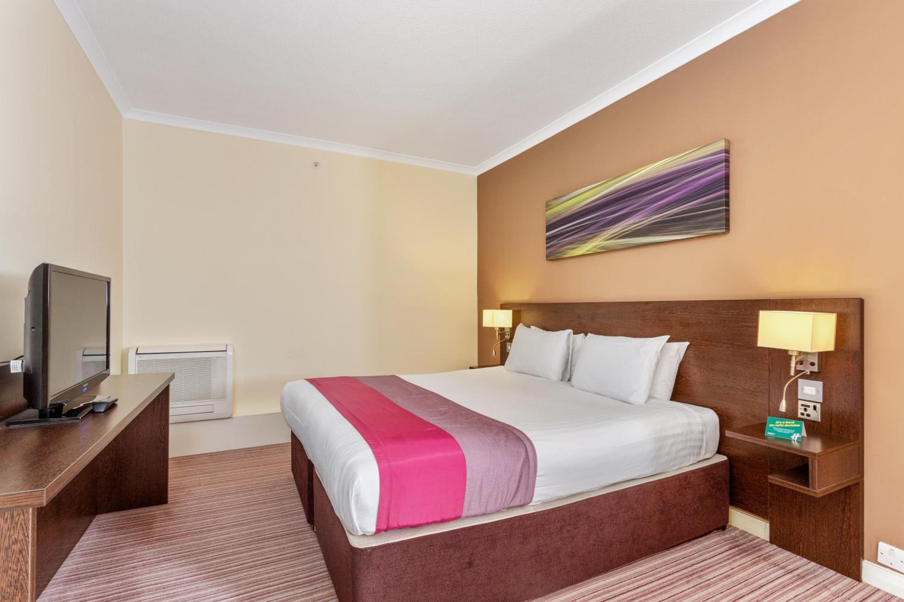 Standard Queen Room with Sofa Bed - Non-Smoking - Photo 9