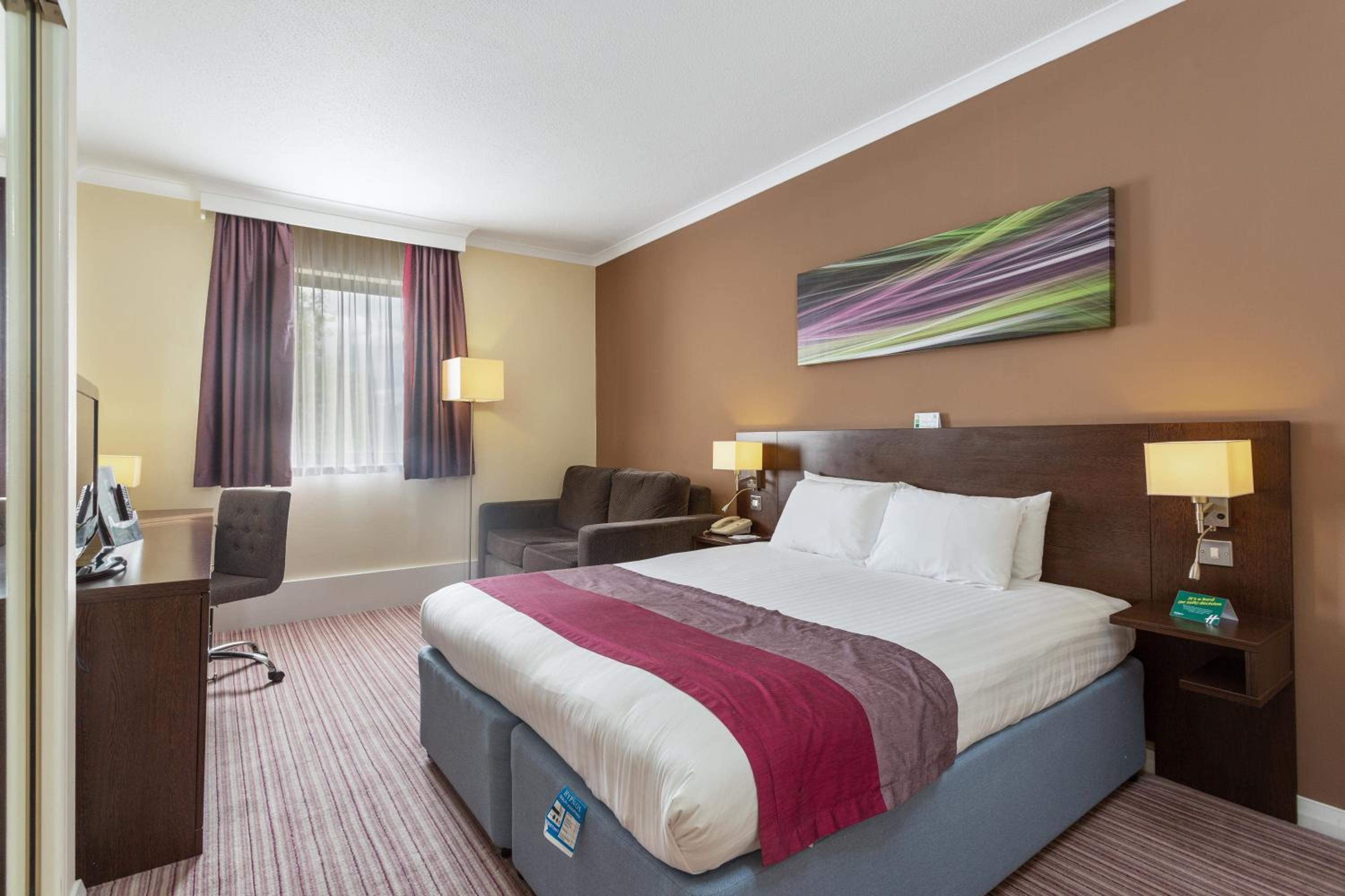 Standard Queen Room with Sofa Bed - Non-Smoking - Photo 7