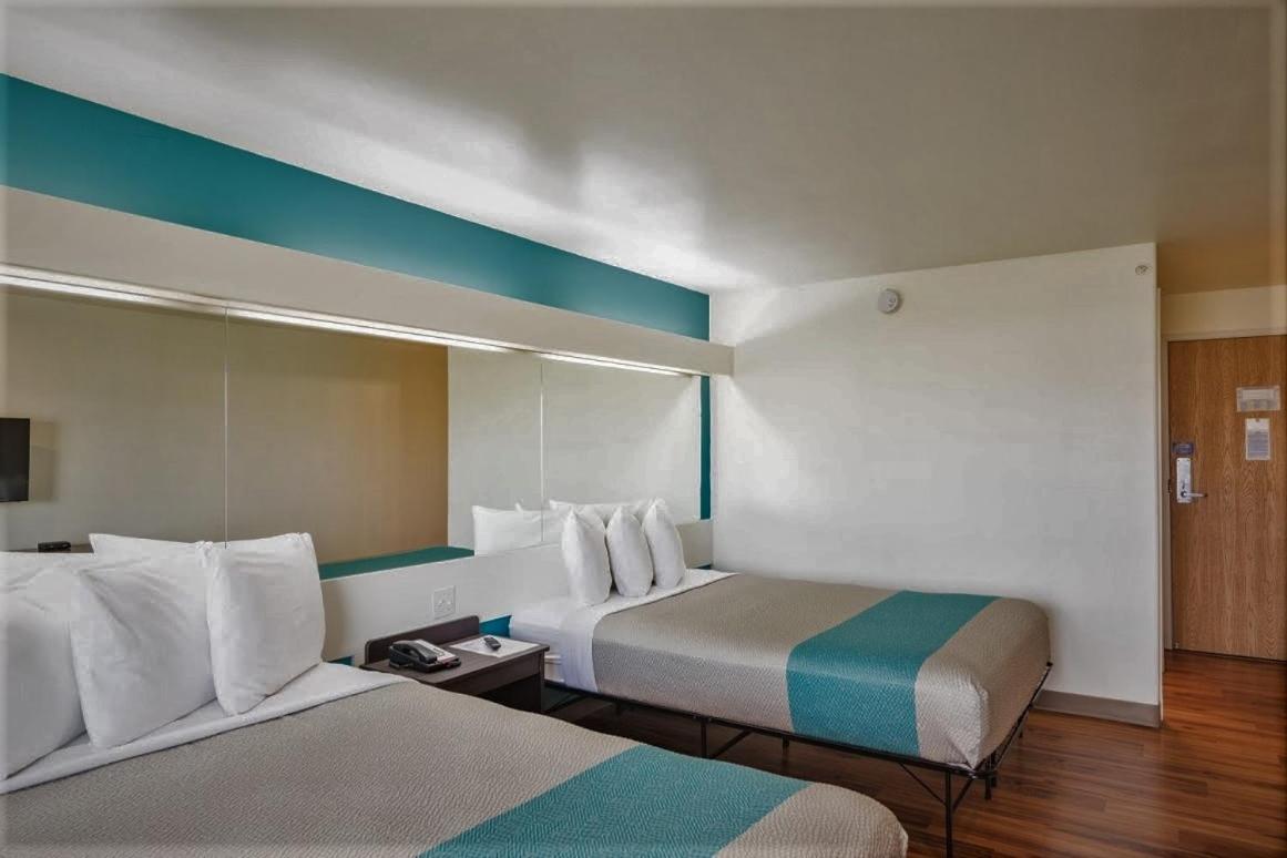 Queen Room with Two Queen Beds - Non-Smoking - Photo 1