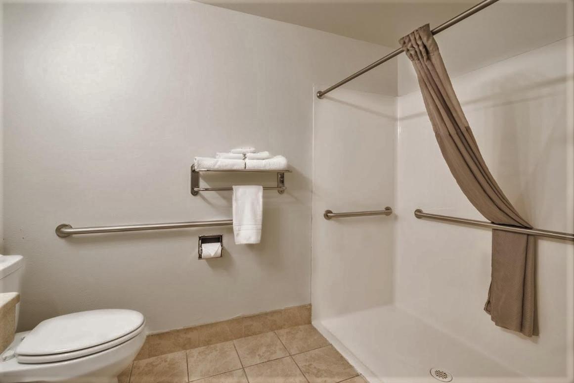 Queen Room - Disability Access - Roll in Shower - Photo 2